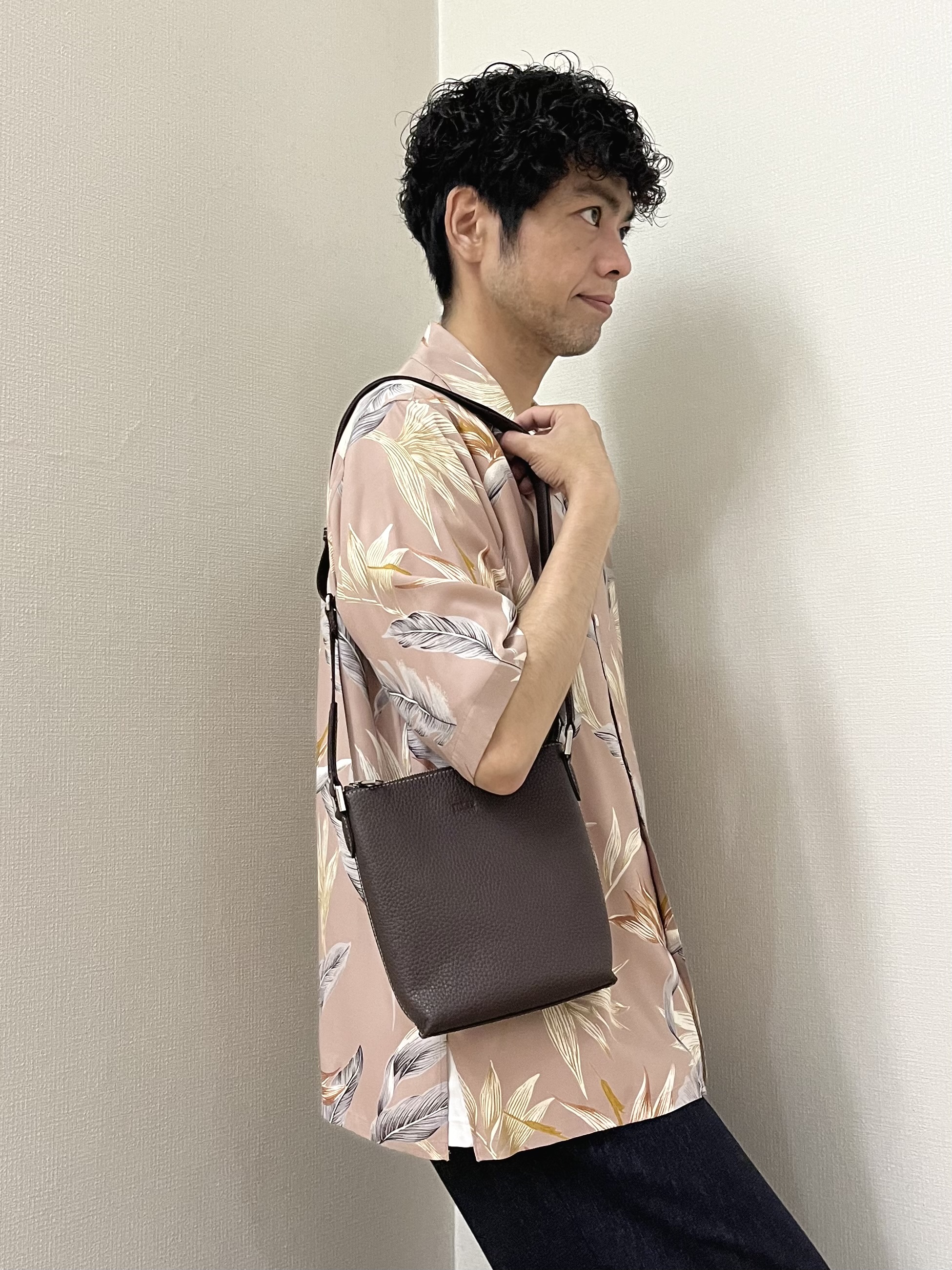URAさんの「TAKEO KIKUCHI｜【BOWLER HAT LABEL】トロピカルフローラル レーヨンシャツ」を使ったコーディネート