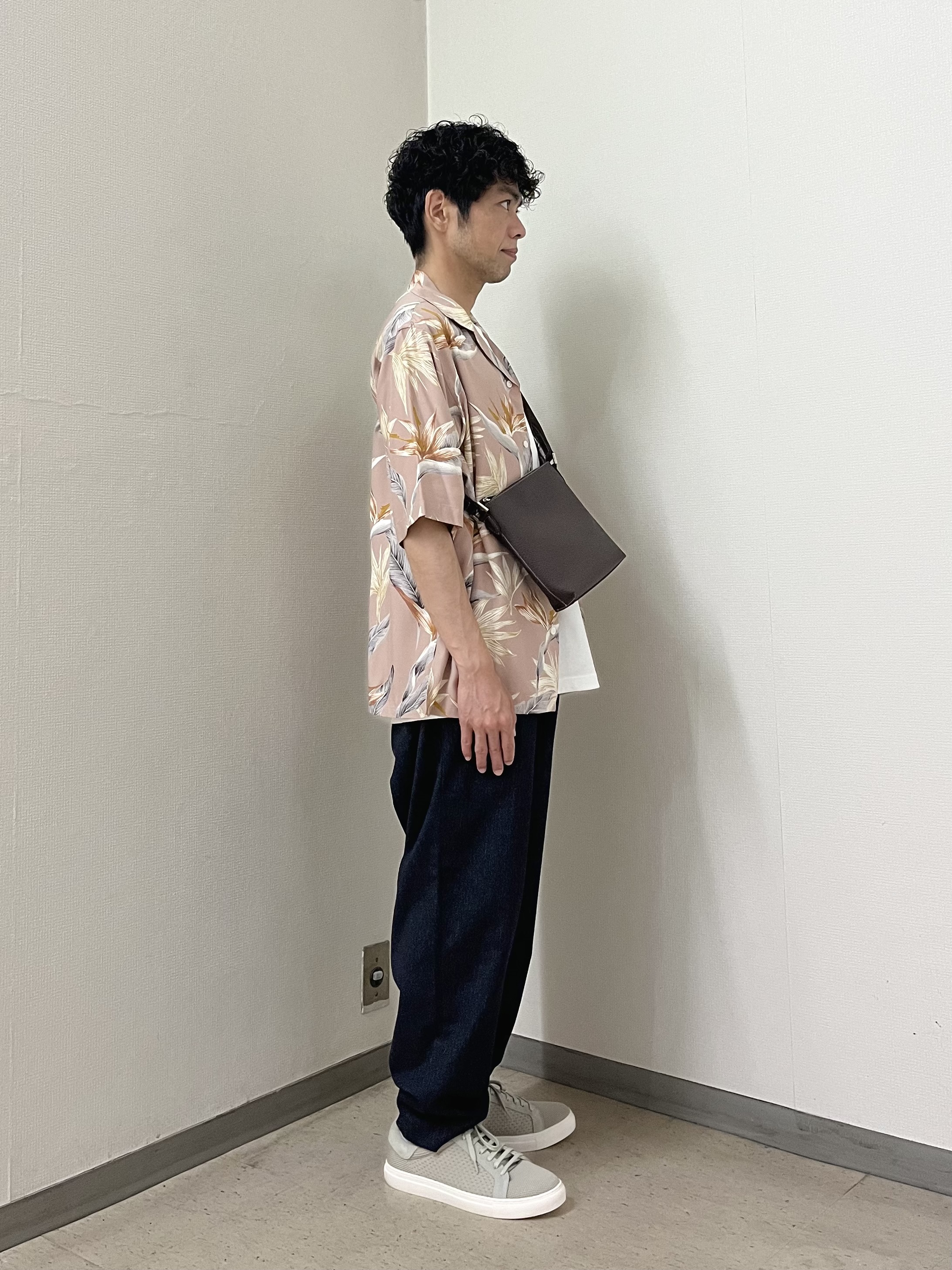 URAさんの「TAKEO KIKUCHI｜【BOWLER HAT LABEL】トロピカルフローラル レーヨンシャツ」を使ったコーディネート