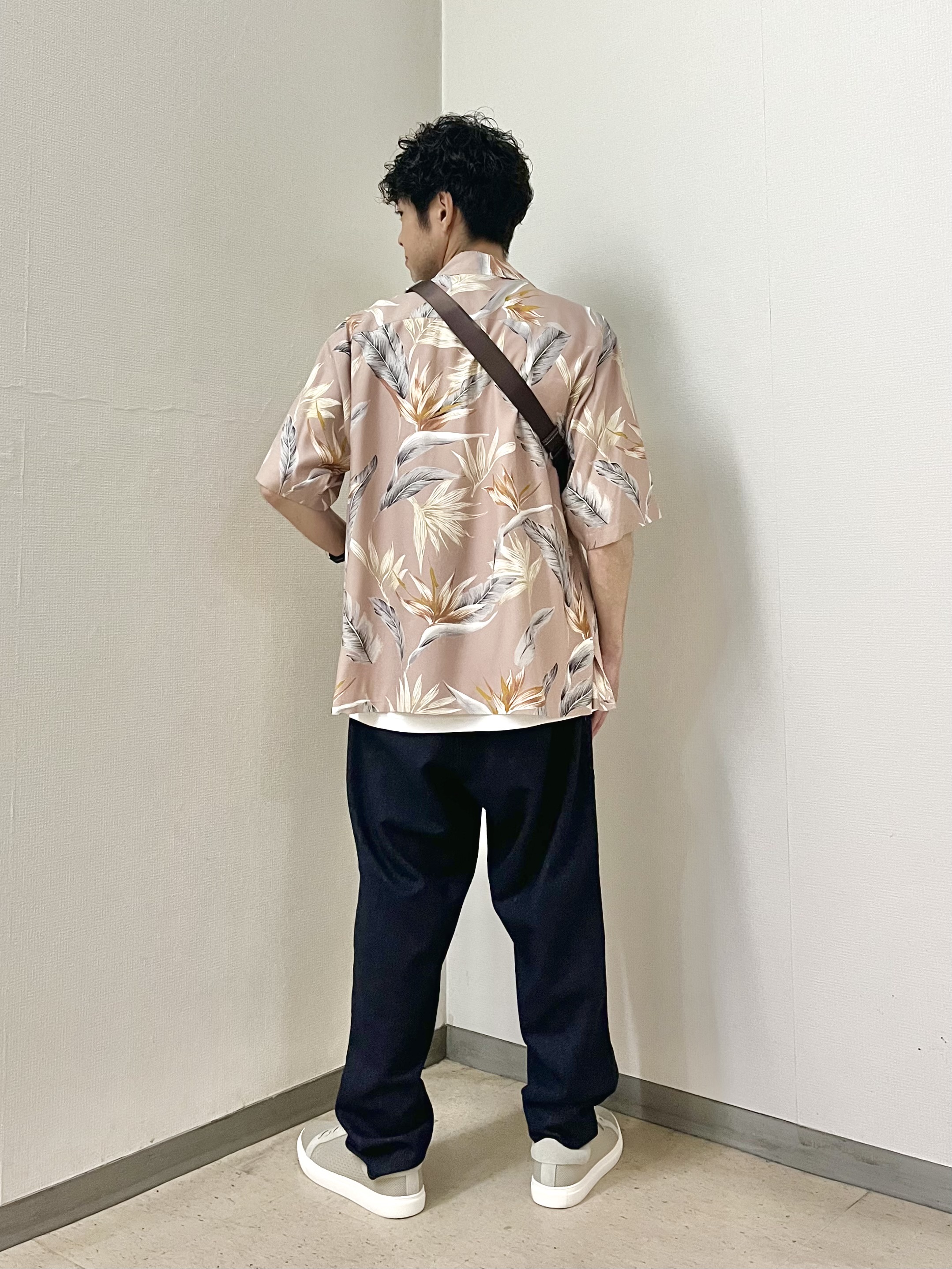 URAさんの「TAKEO KIKUCHI｜【BOWLER HAT LABEL】トロピカルフローラル レーヨンシャツ」を使ったコーディネート