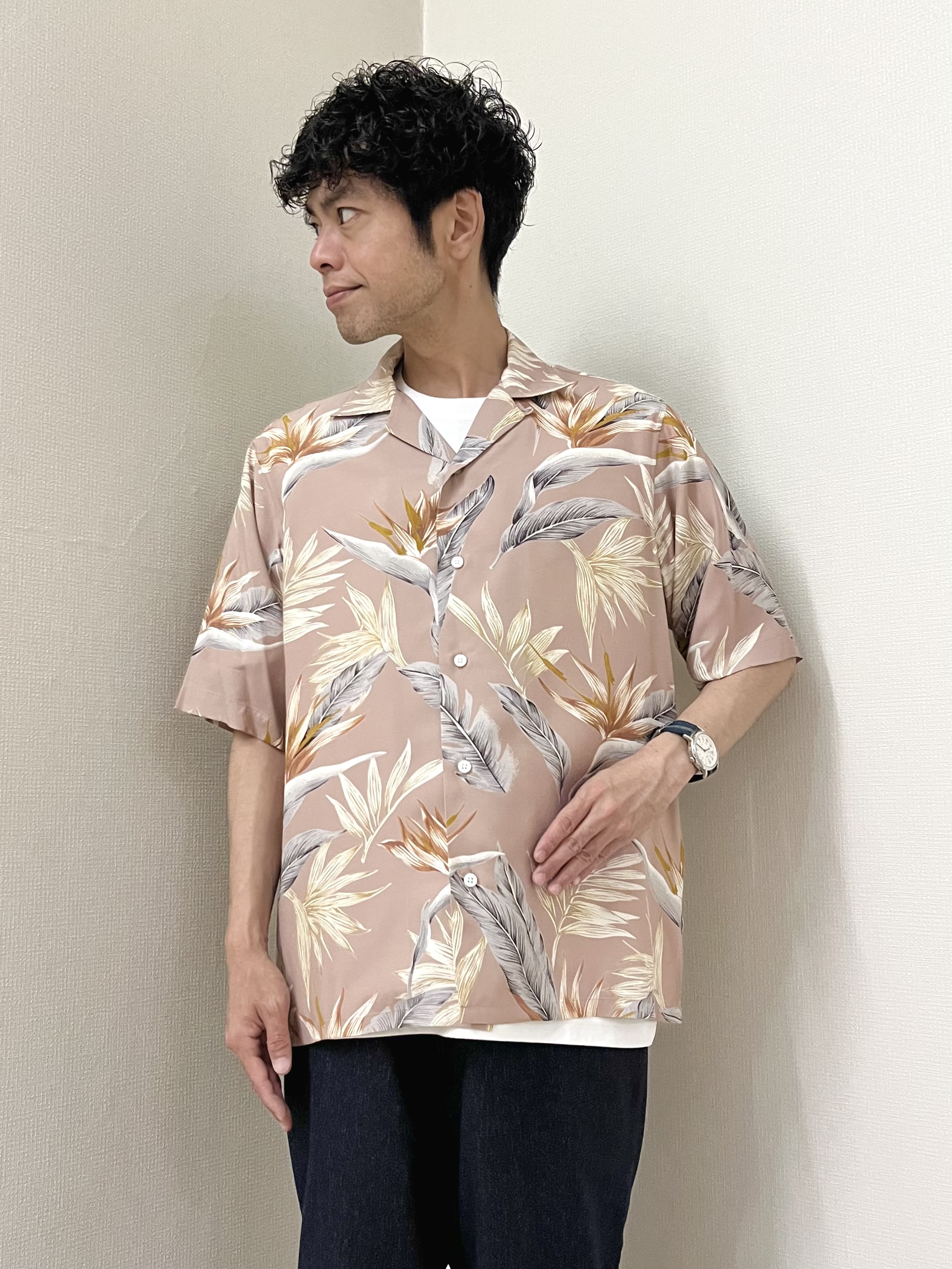 URAさんの「TAKEO KIKUCHI｜【BOWLER HAT LABEL】トロピカルフローラル レーヨンシャツ」を使ったコーディネート
