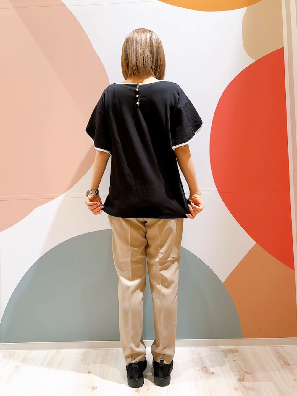 長男さんの「SHOO･LA･RUE｜【ひんやり/洗濯機可/S-LL】配色パイピング フレアスリーブトップス」を使ったコーディネート