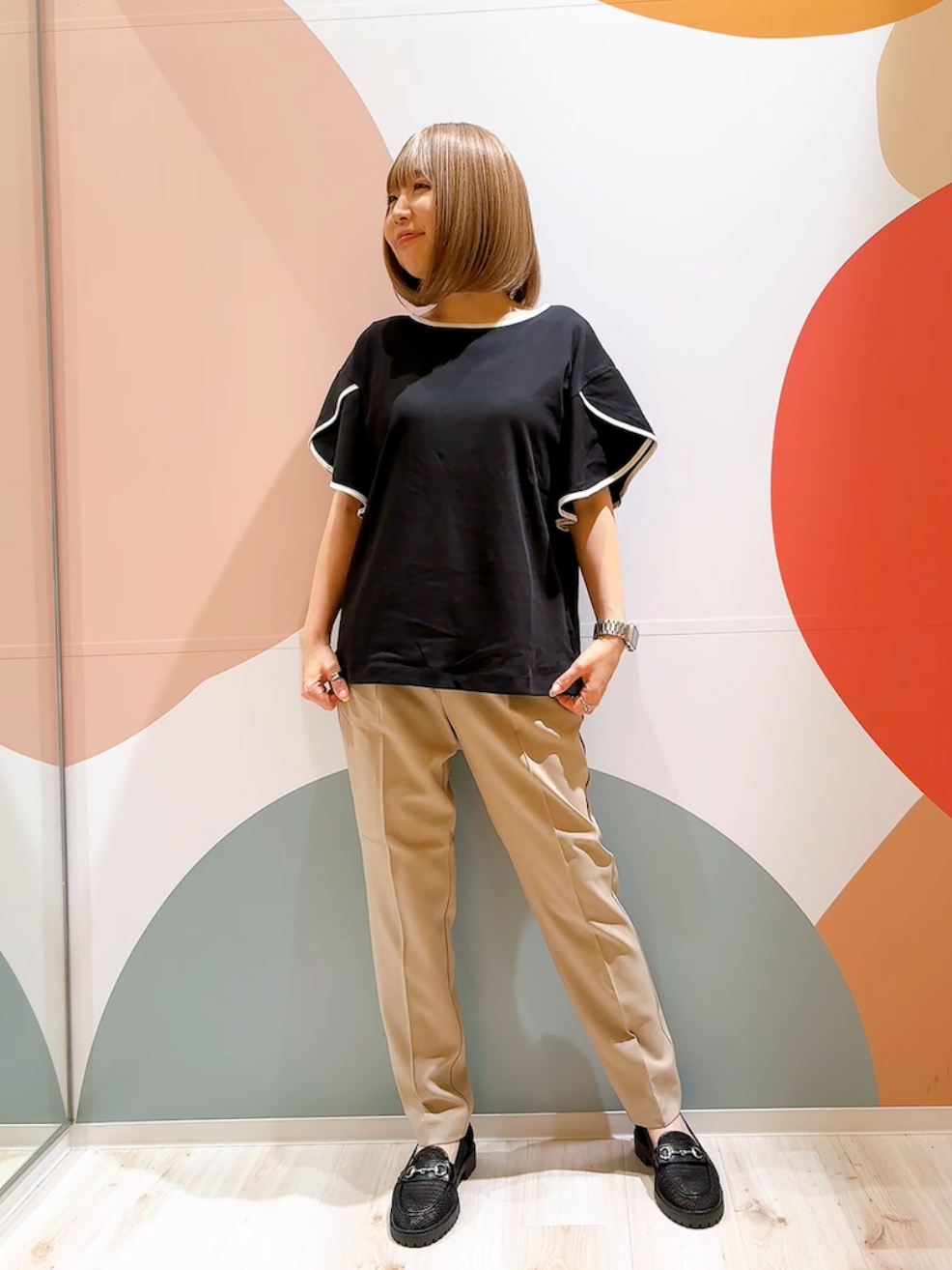 長男さんの「SHOO･LA･RUE｜【ひんやり/洗濯機可/S-LL】配色パイピング フレアスリーブトップス」を使ったコーディネート