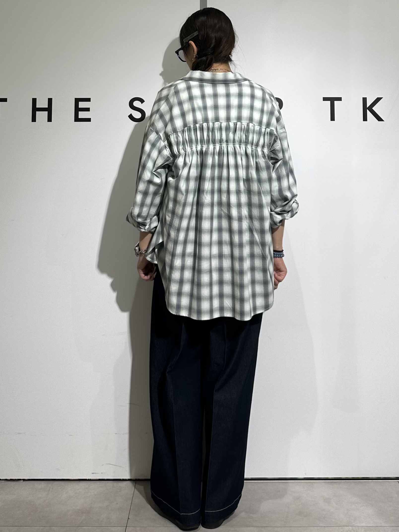 cottonさんの「THE SHOP TK｜【後ろ姿もサマになる】バックシャーリングシャツ」を使ったコーディネート