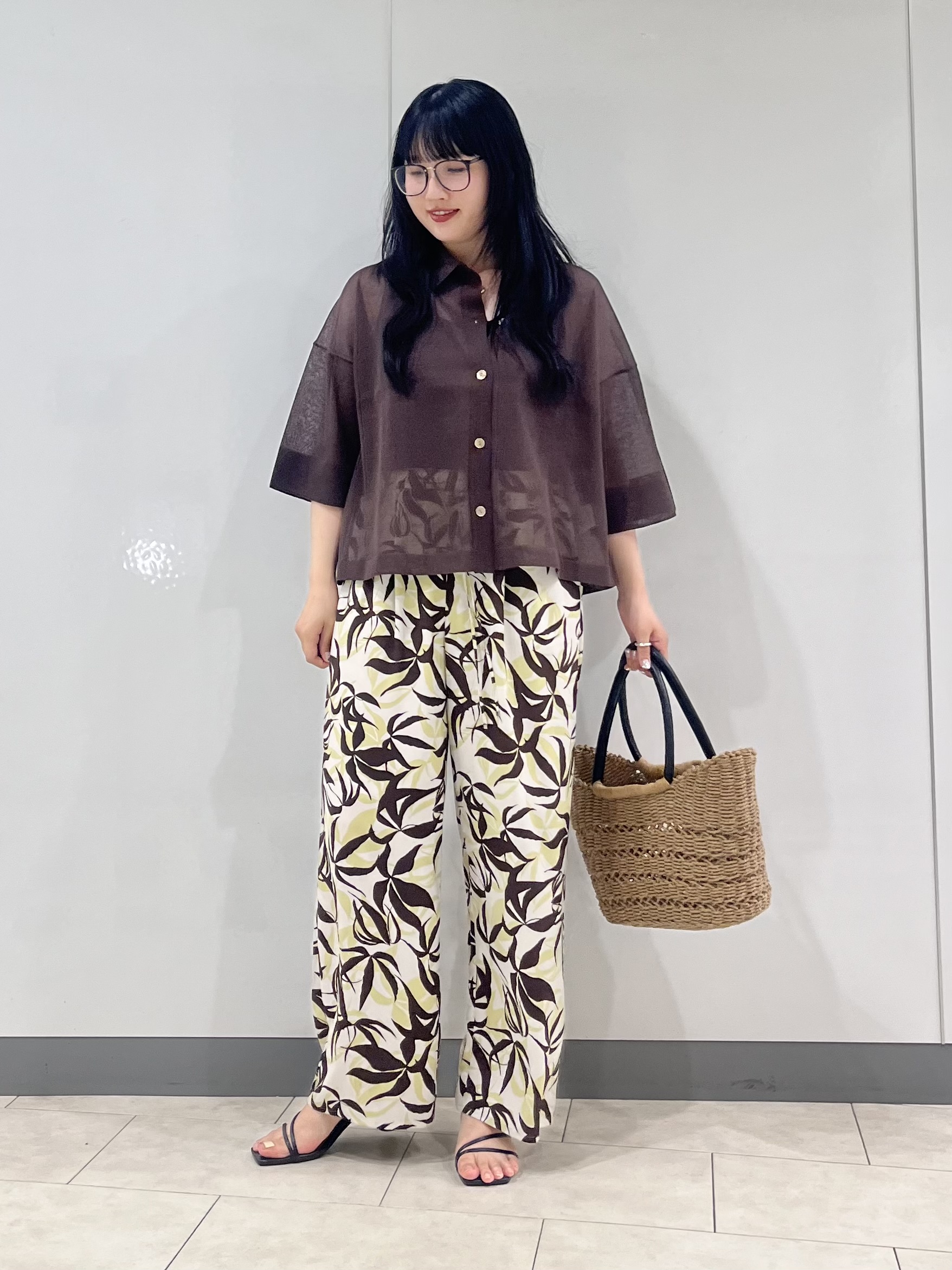 hasuさんの「INDIVI｜【洗える／シアー】衿付きシャツライクニットカーディガン」を使ったコーディネート