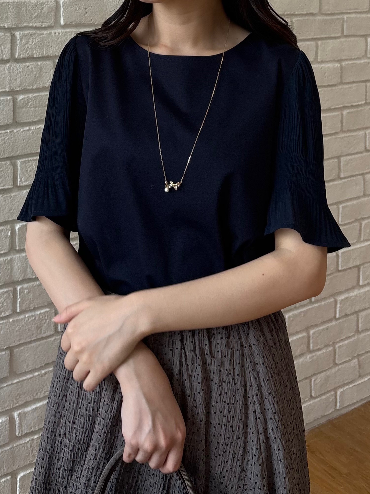 AOIさんの「Couture brooch｜【接触冷感・UVカット・洗える】マジョリカプリーツ スリーブ トップス」を使ったコーディネート