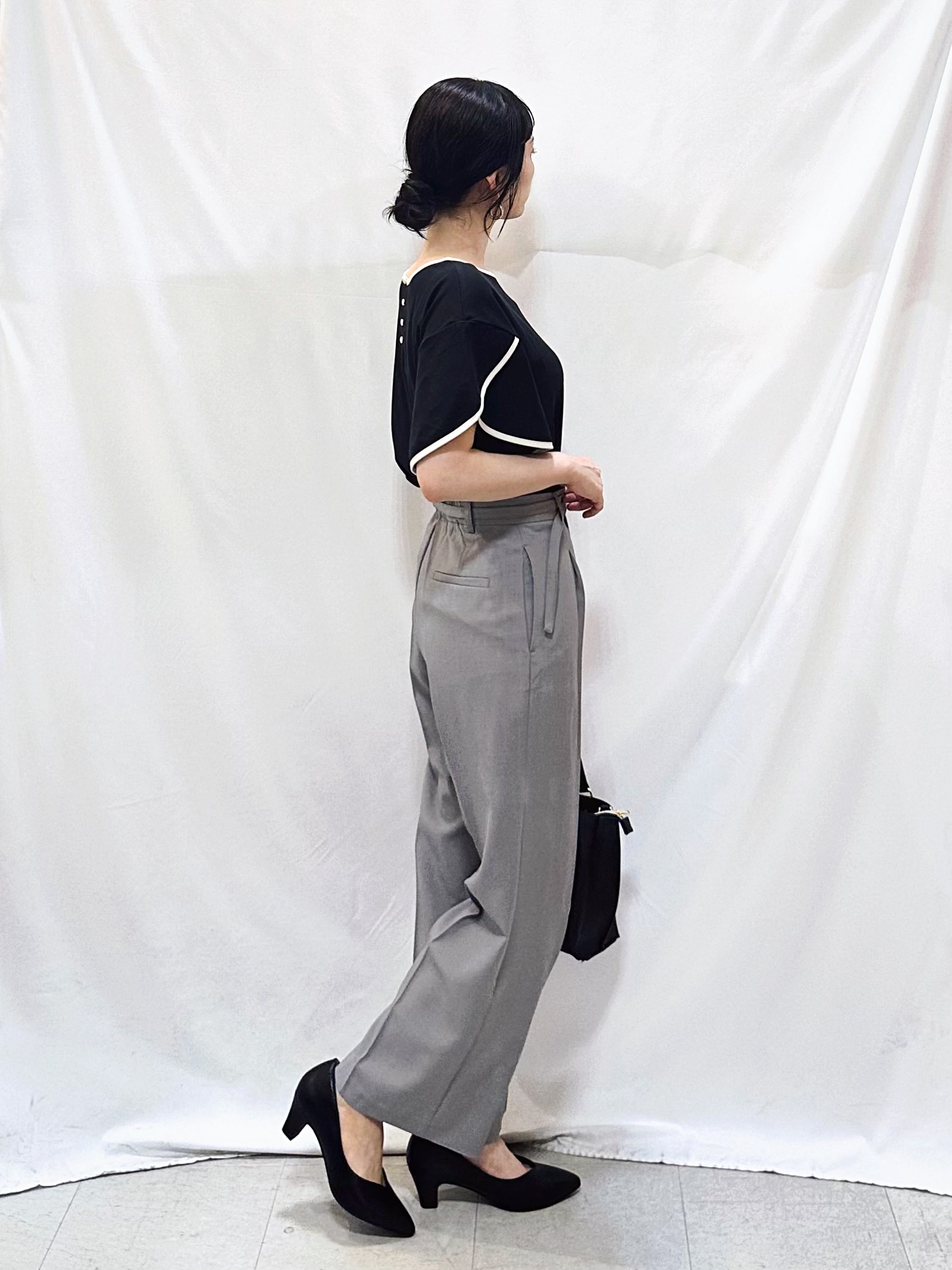 𝐇𝐢𝐫𝐨𝐦𝐢さんの「SHOO･LA･RUE｜【ひんやり/洗濯機可/S-LL】配色パイピング フレアスリーブトップス」を使ったコーディネート