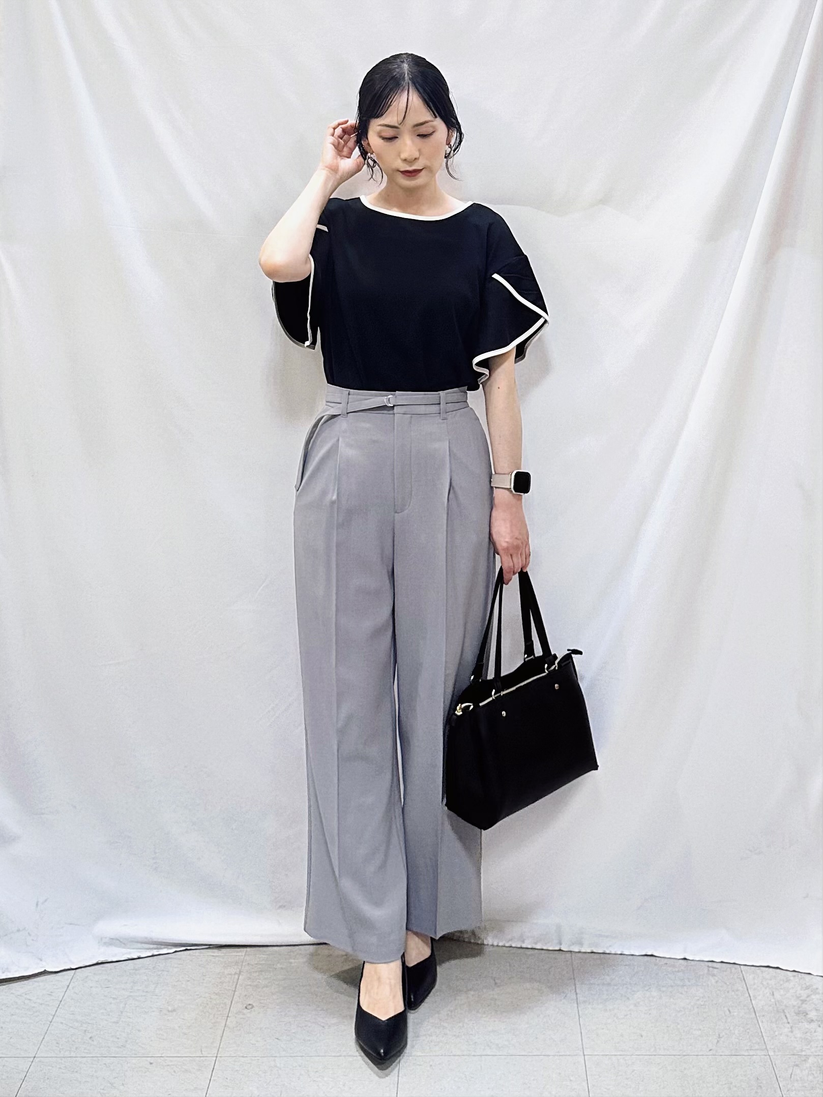 𝐇𝐢𝐫𝐨𝐦𝐢さんの「SHOO･LA･RUE｜【ひんやり/洗濯機可/S-LL】配色パイピング フレアスリーブトップス」を使ったコーディネート