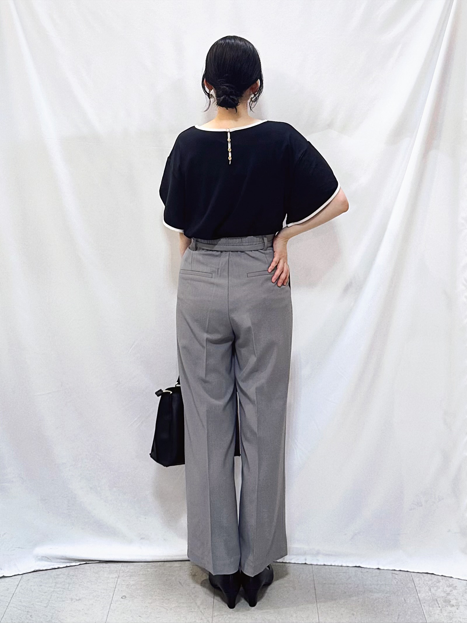 𝐇𝐢𝐫𝐨𝐦𝐢さんの「SHOO･LA･RUE｜【ひんやり/洗濯機可/S-LL】配色パイピング フレアスリーブトップス」を使ったコーディネート