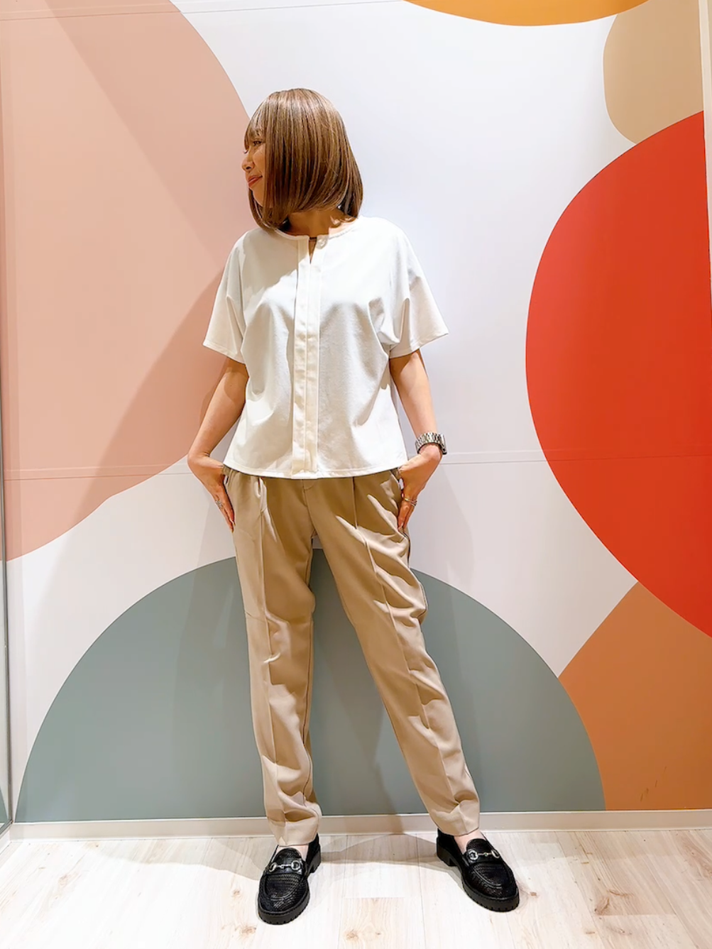 長男さんの「SHOO･LA･RUE｜【ひんやり／UV／通勤】洗濯後しわになりにくい メタルポイントスキッパートップス」を使ったコーディネート