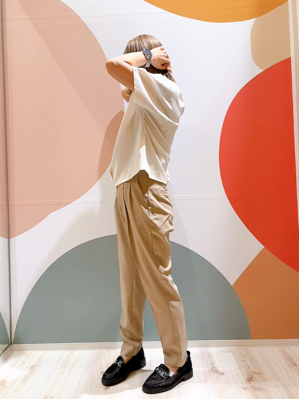 長男さんの「SHOO･LA･RUE｜【ひんやり／UV／通勤】洗濯後しわになりにくい メタルポイントスキッパートップス」を使ったコーディネート