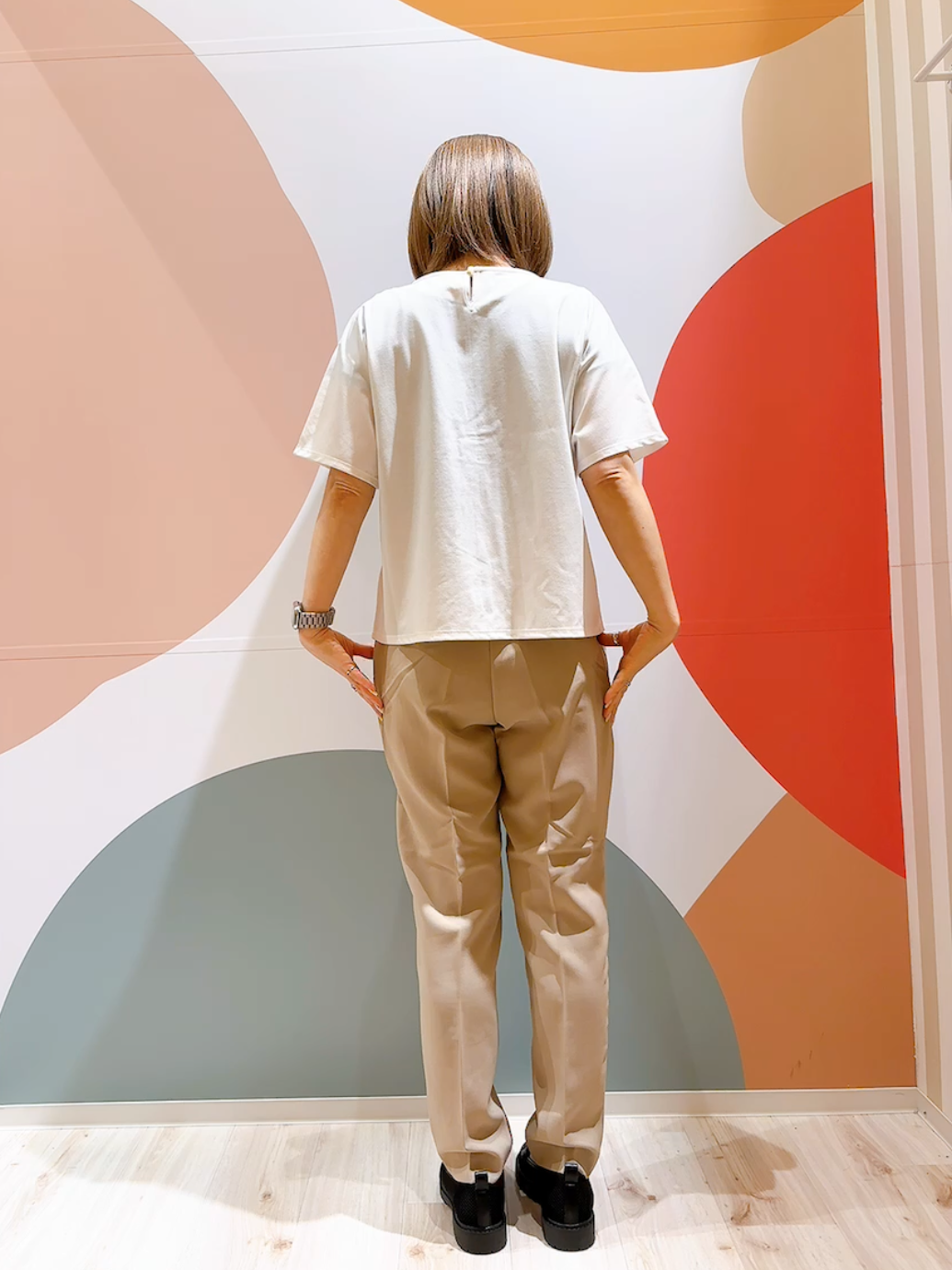 長男さんの「SHOO･LA･RUE｜【ひんやり／UV／通勤】洗濯後しわになりにくい メタルポイントスキッパートップス」を使ったコーディネート