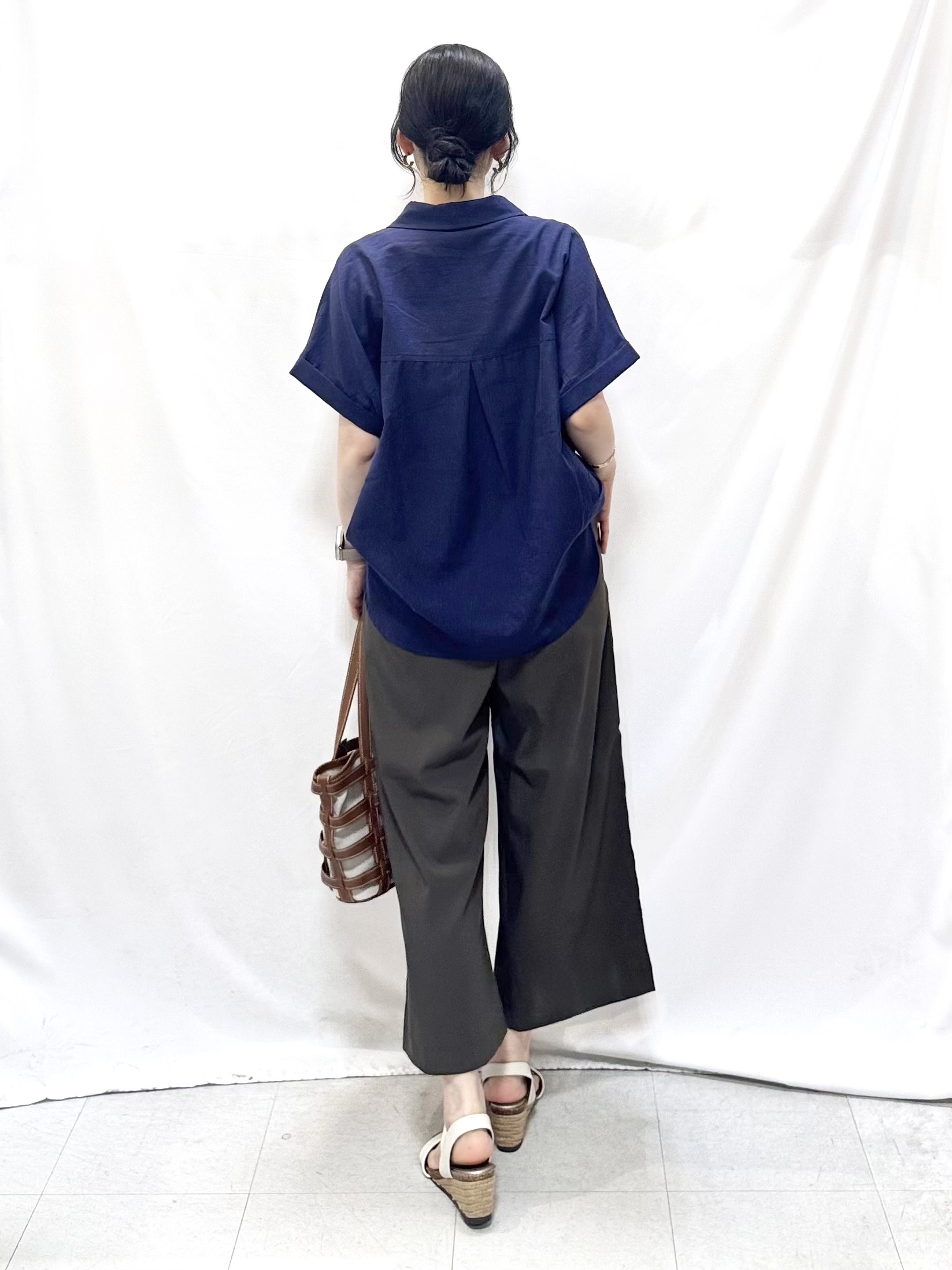 𝐇𝐢𝐫𝐨𝐦𝐢さんの「SHOO･LA･RUE｜【ひんやり/UV】インせず着られる フレンチリネンスキッパーシャツ」を使ったコーディネート
