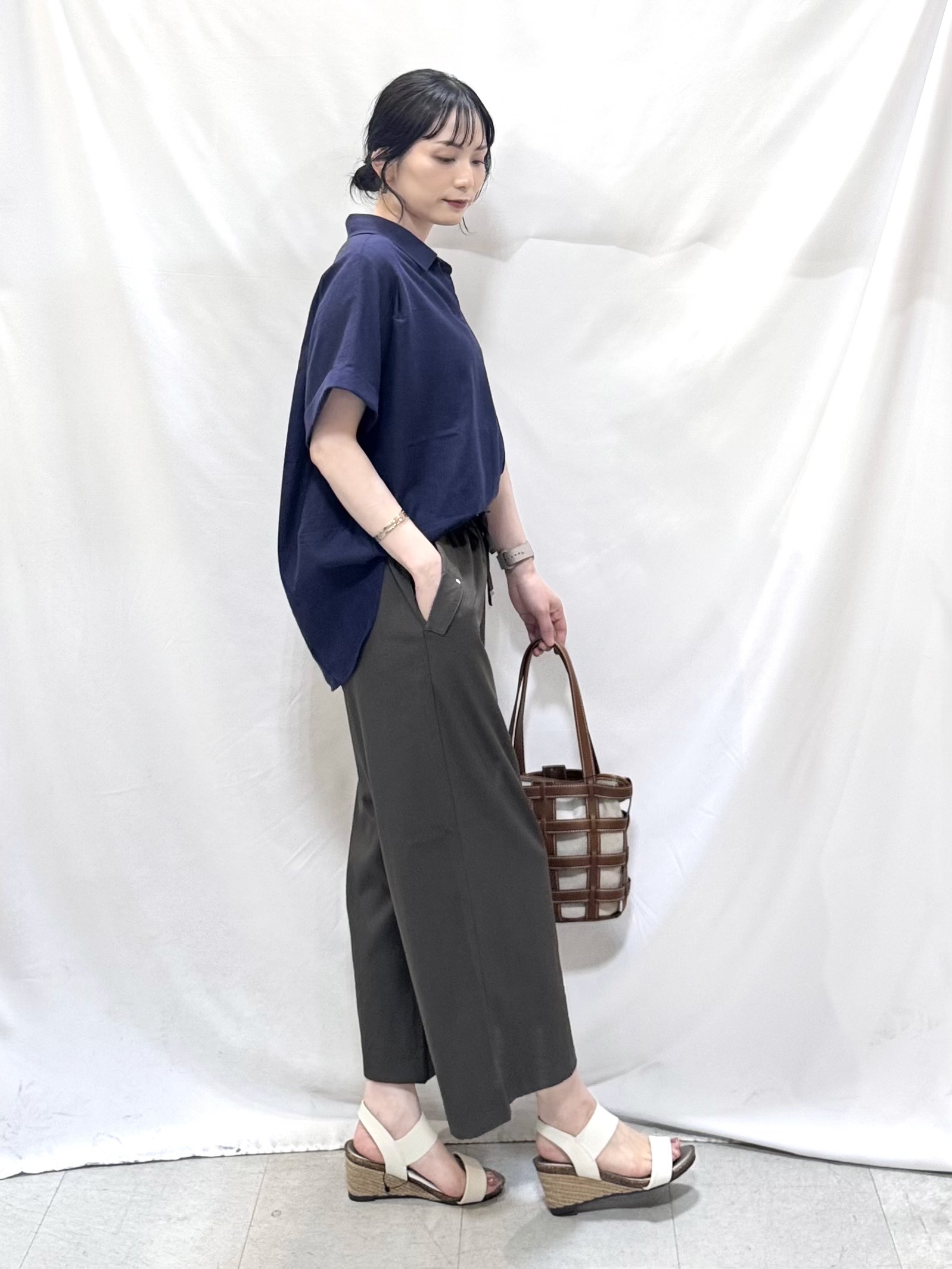 𝐇𝐢𝐫𝐨𝐦𝐢さんの「SHOO･LA･RUE｜【ひんやり/UV】インせず着られる フレンチリネンスキッパーシャツ」を使ったコーディネート