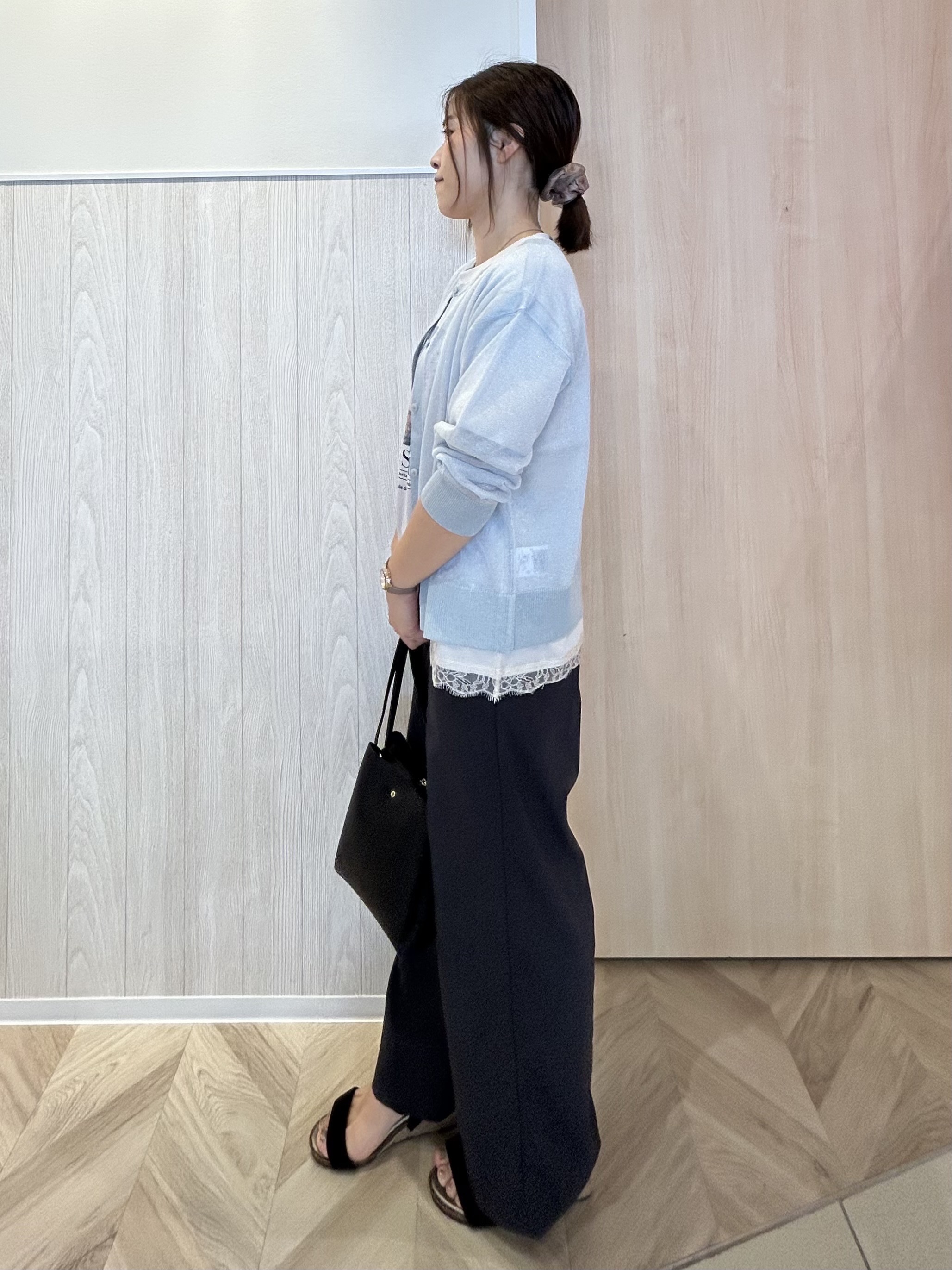 tomoさんの「SHOO･LA･RUE｜【さらり快適/洗濯機可/S-LL】シアーラメカーディガン」を使ったコーディネート