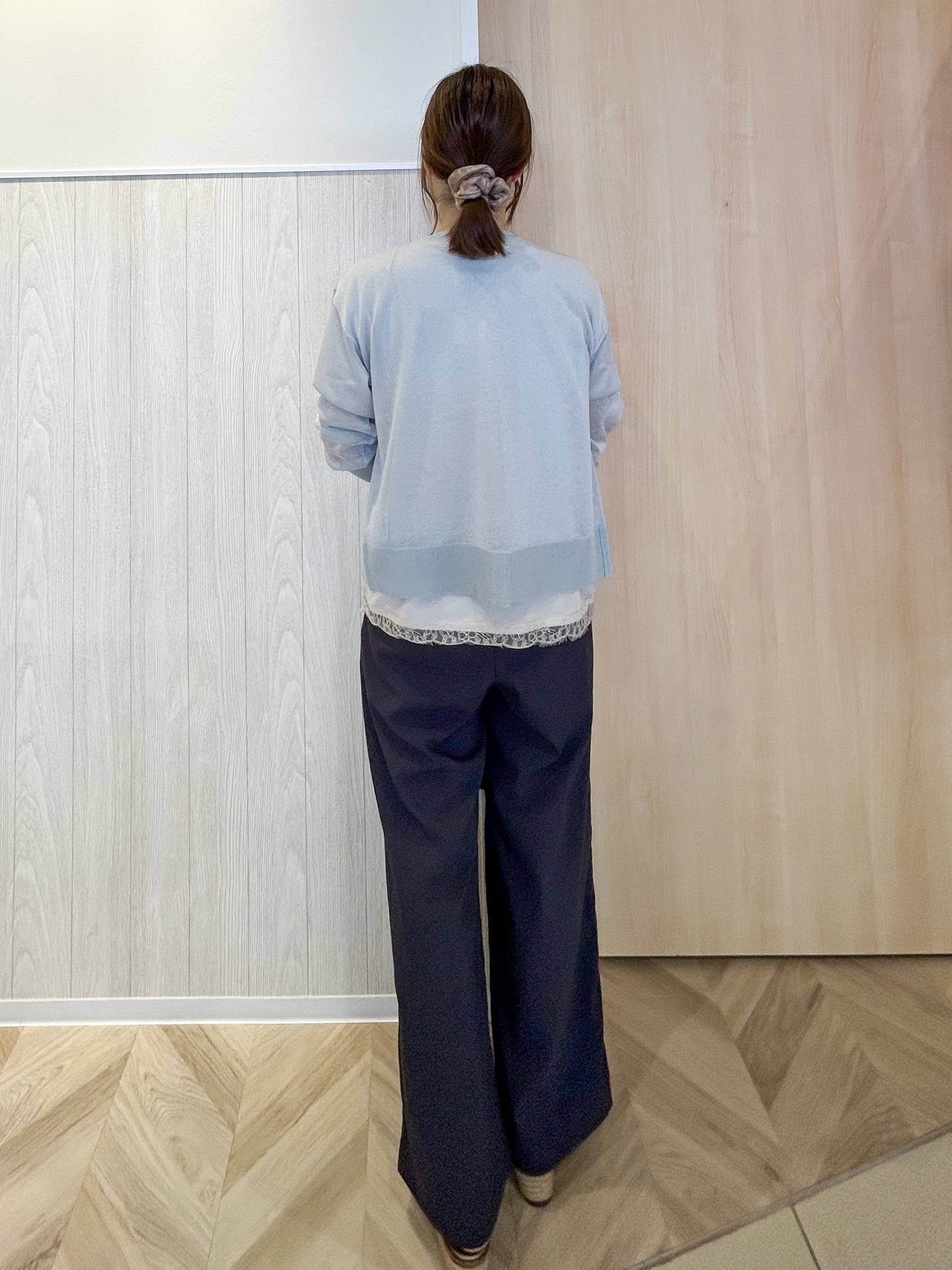 tomoさんの「SHOO･LA･RUE｜【さらり快適/洗濯機可/S-LL】シアーラメカーディガン」を使ったコーディネート