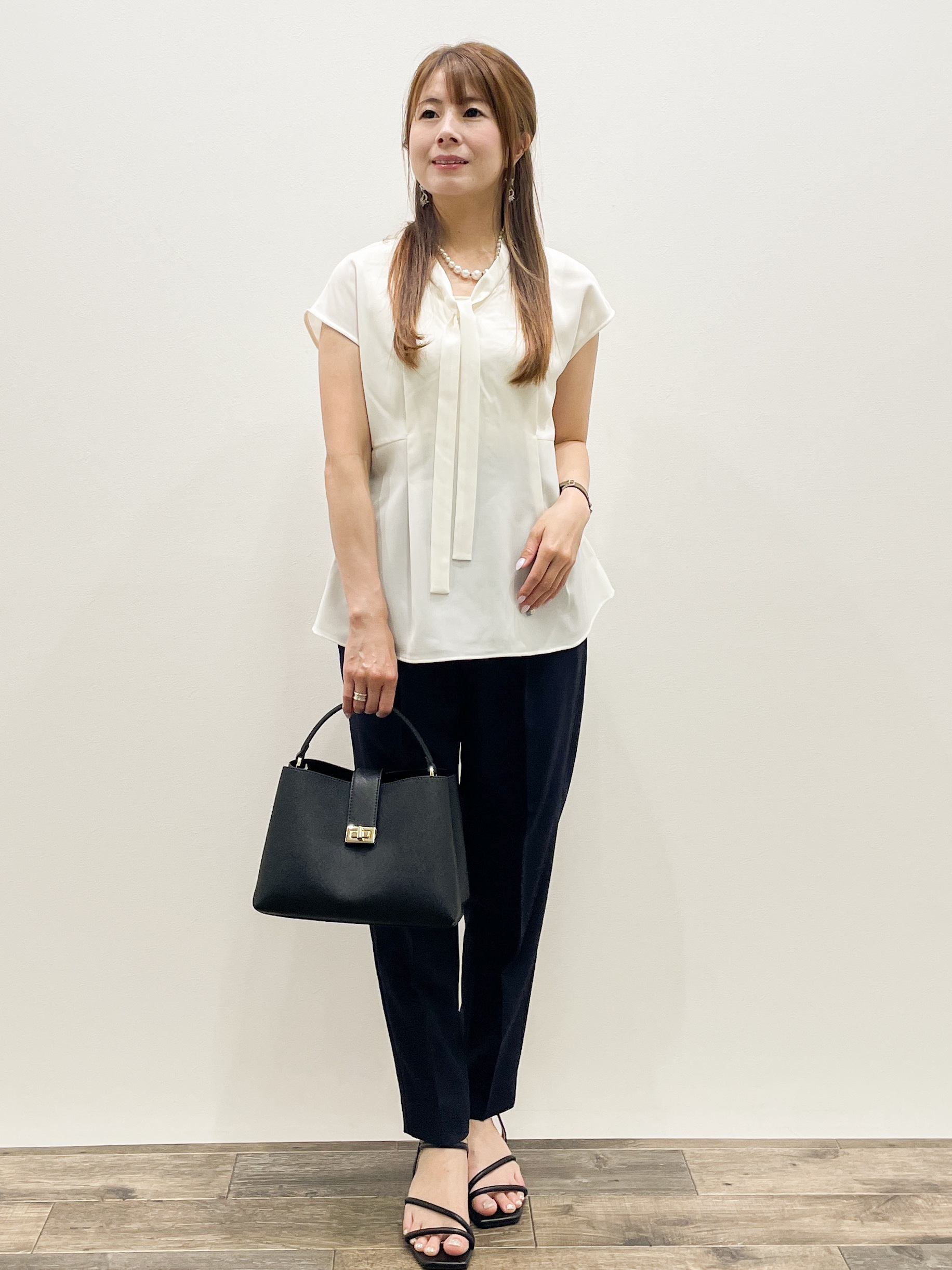 Asukaさんの「OPAQUE.CLIP｜【接触冷感／防シワ】ペプラムボウタイブラウス《洗濯機OK／ストレッチ》」を使ったコーディネート