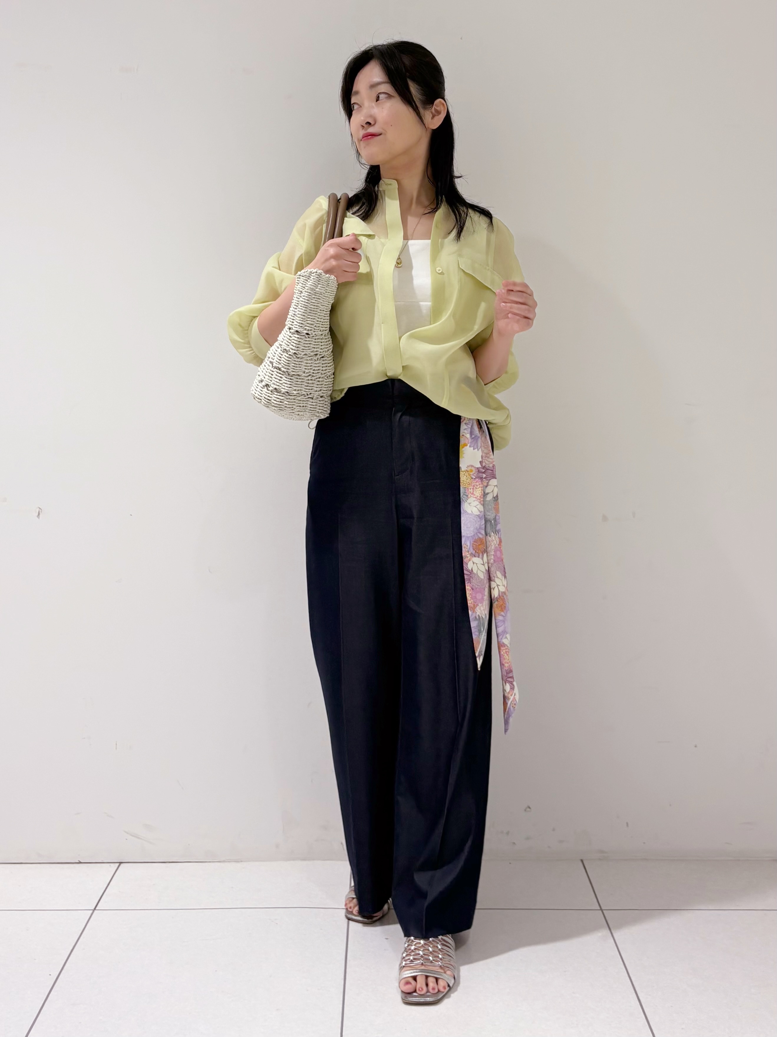 momokoさんの「INDIVI｜【トレンド／2WAY】裾ドロスト付きシアーブラウスブルゾン」を使ったコーディネート