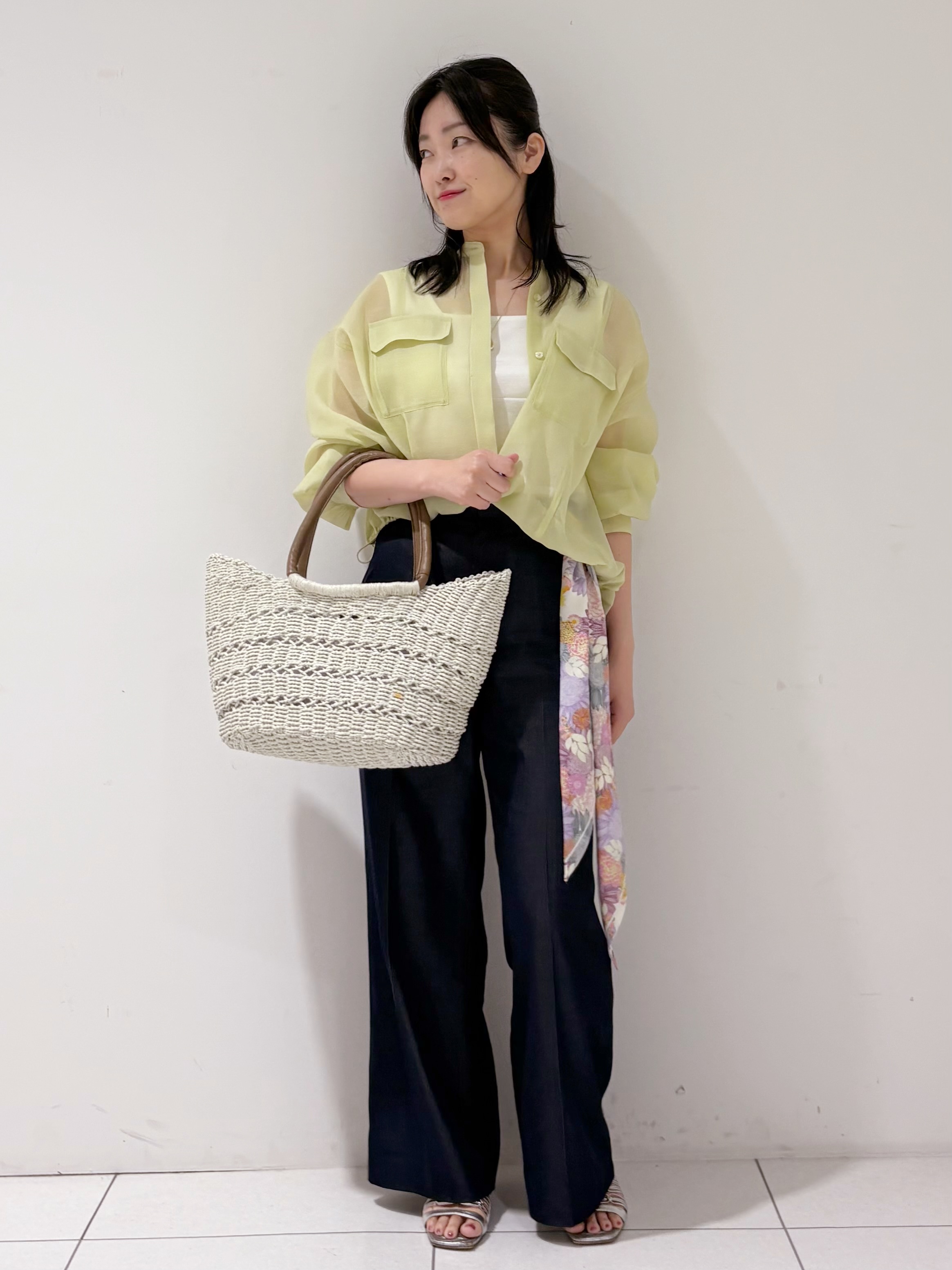 momokoさんの「INDIVI｜【トレンド／2WAY】裾ドロスト付きシアーブラウスブルゾン」を使ったコーディネート