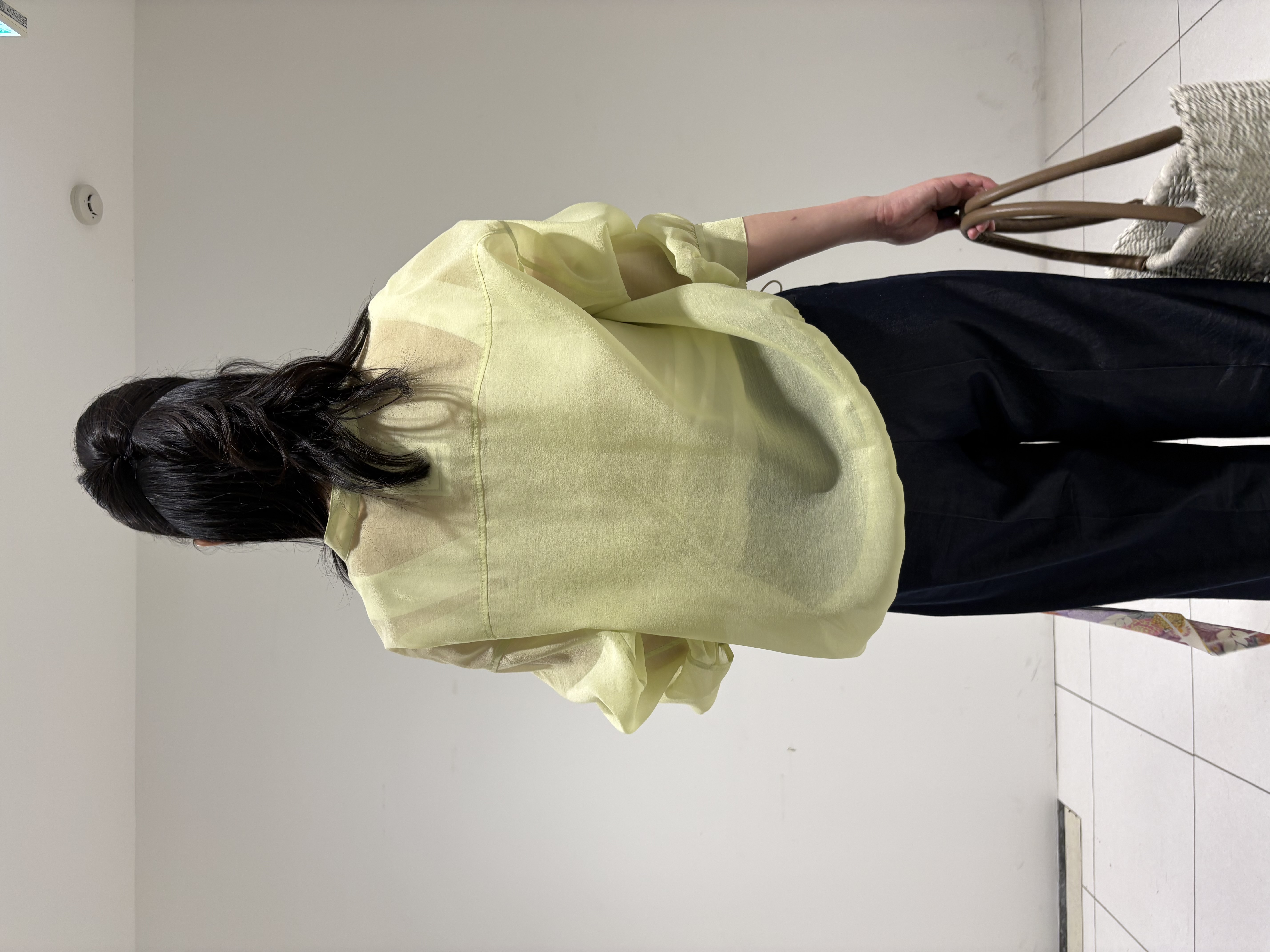 momokoさんの「INDIVI｜【トレンド／2WAY】裾ドロスト付きシアーブラウスブルゾン」を使ったコーディネート