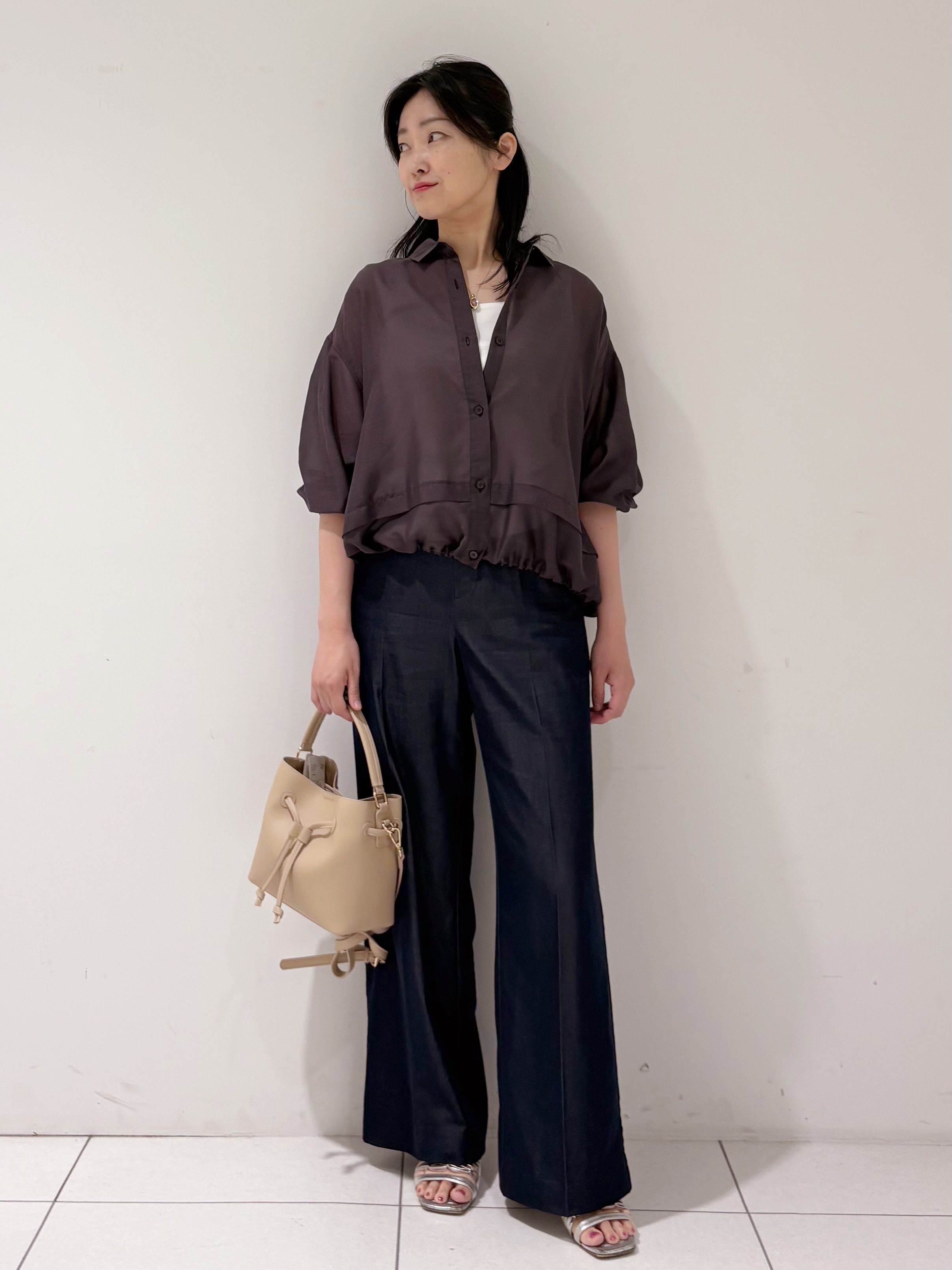 momokoさんの「INDIVI｜【接触冷感／洗える／2WAY】ドロスト付 シアーシャンブレーシャツ」を使ったコーディネート