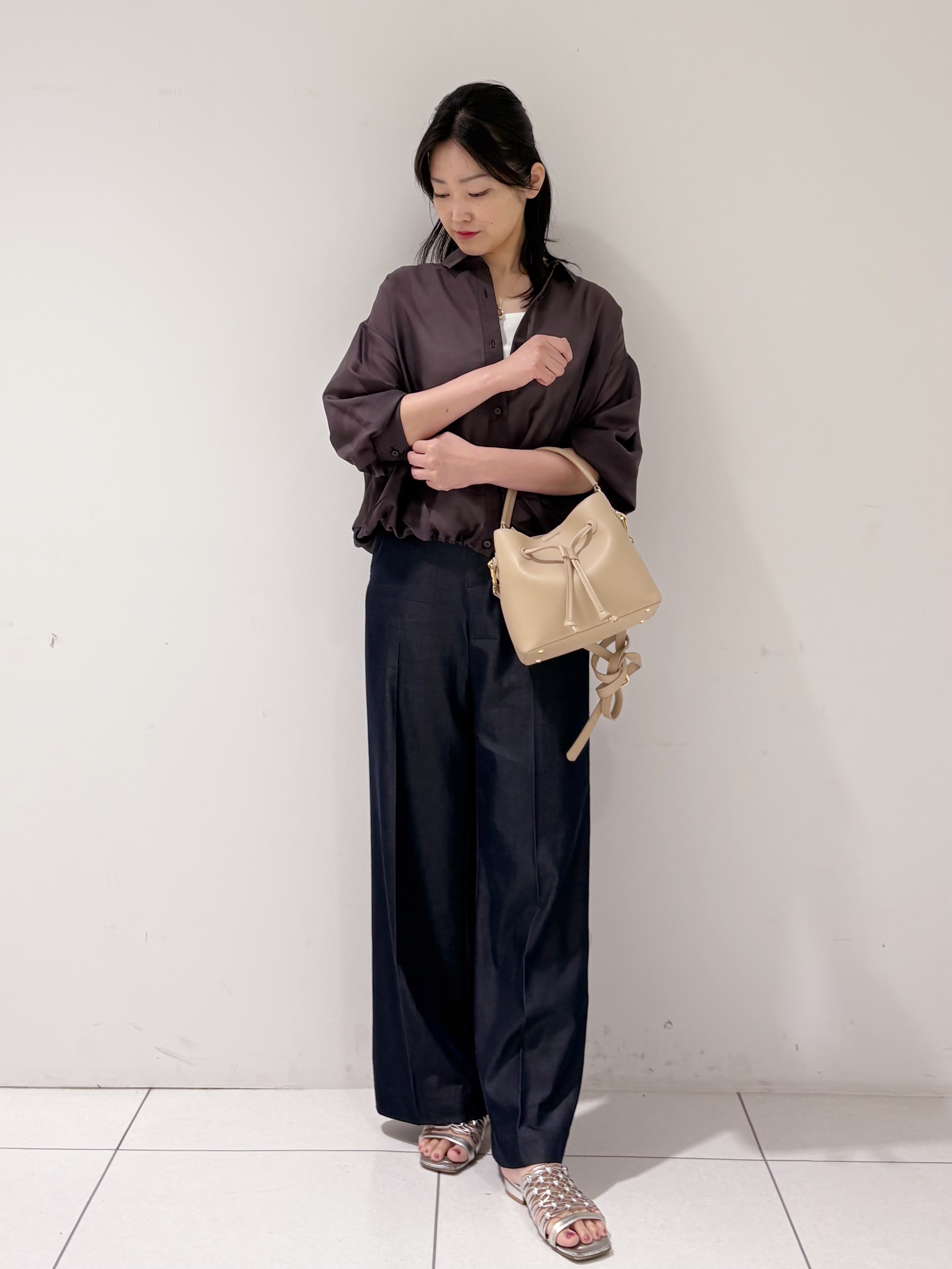 momokoさんの「INDIVI｜【接触冷感／洗える／2WAY】ドロスト付 シアーシャンブレーシャツ」を使ったコーディネート
