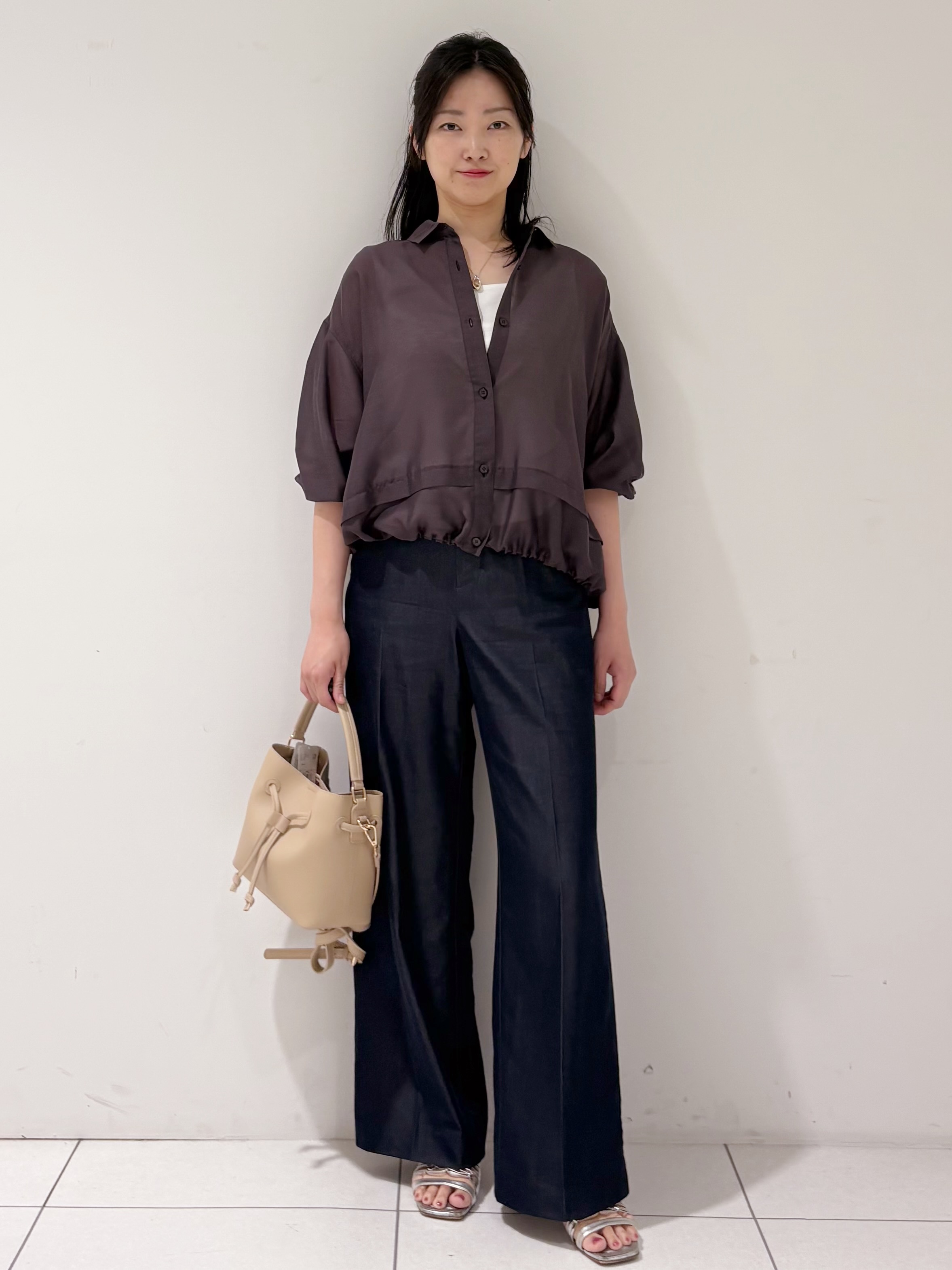 momokoさんの「INDIVI｜【接触冷感／洗える／2WAY】ドロスト付 シアーシャンブレーシャツ」を使ったコーディネート