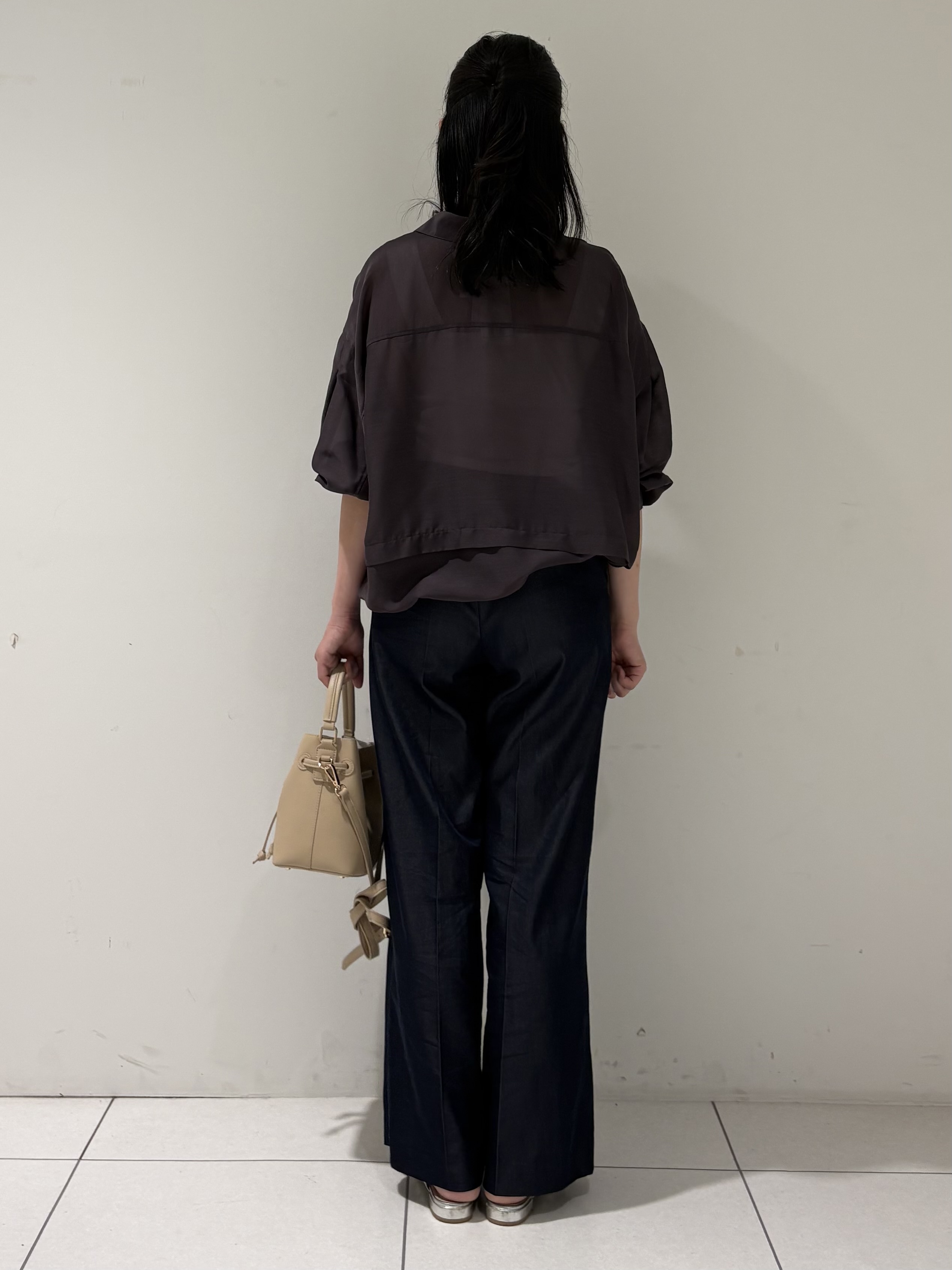 momokoさんの「INDIVI｜【接触冷感／洗える／2WAY】ドロスト付 シアーシャンブレーシャツ」を使ったコーディネート