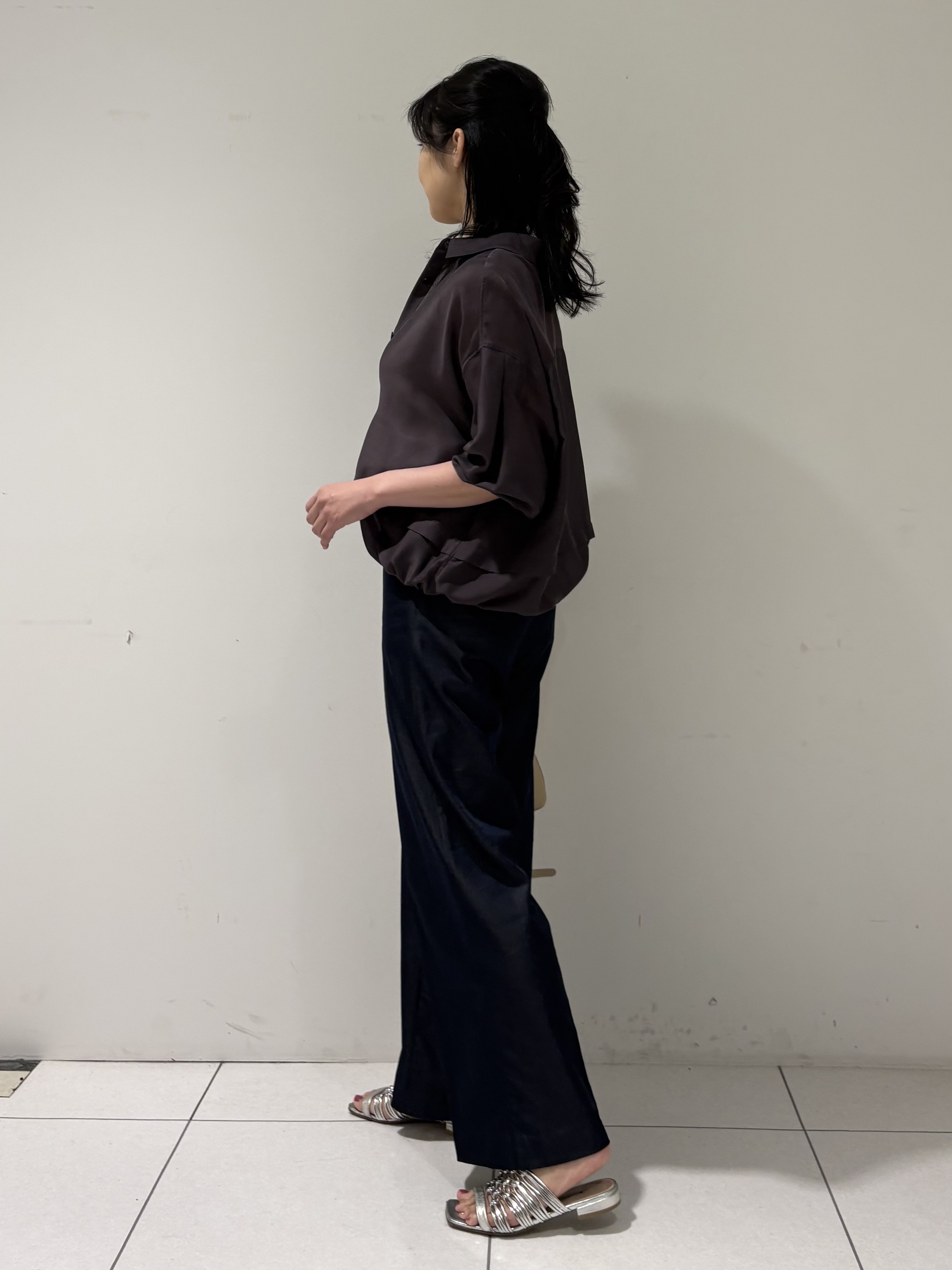momokoさんの「INDIVI｜【接触冷感／洗える／2WAY】ドロスト付 シアーシャンブレーシャツ」を使ったコーディネート