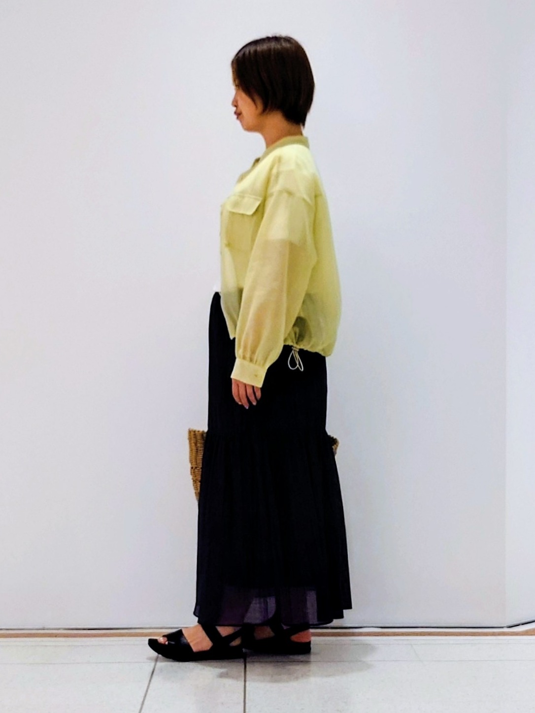 gissyさんの「INDIVI｜【洗える／きれいめ】デニム風シアーティアードスカート」を使ったコーディネート