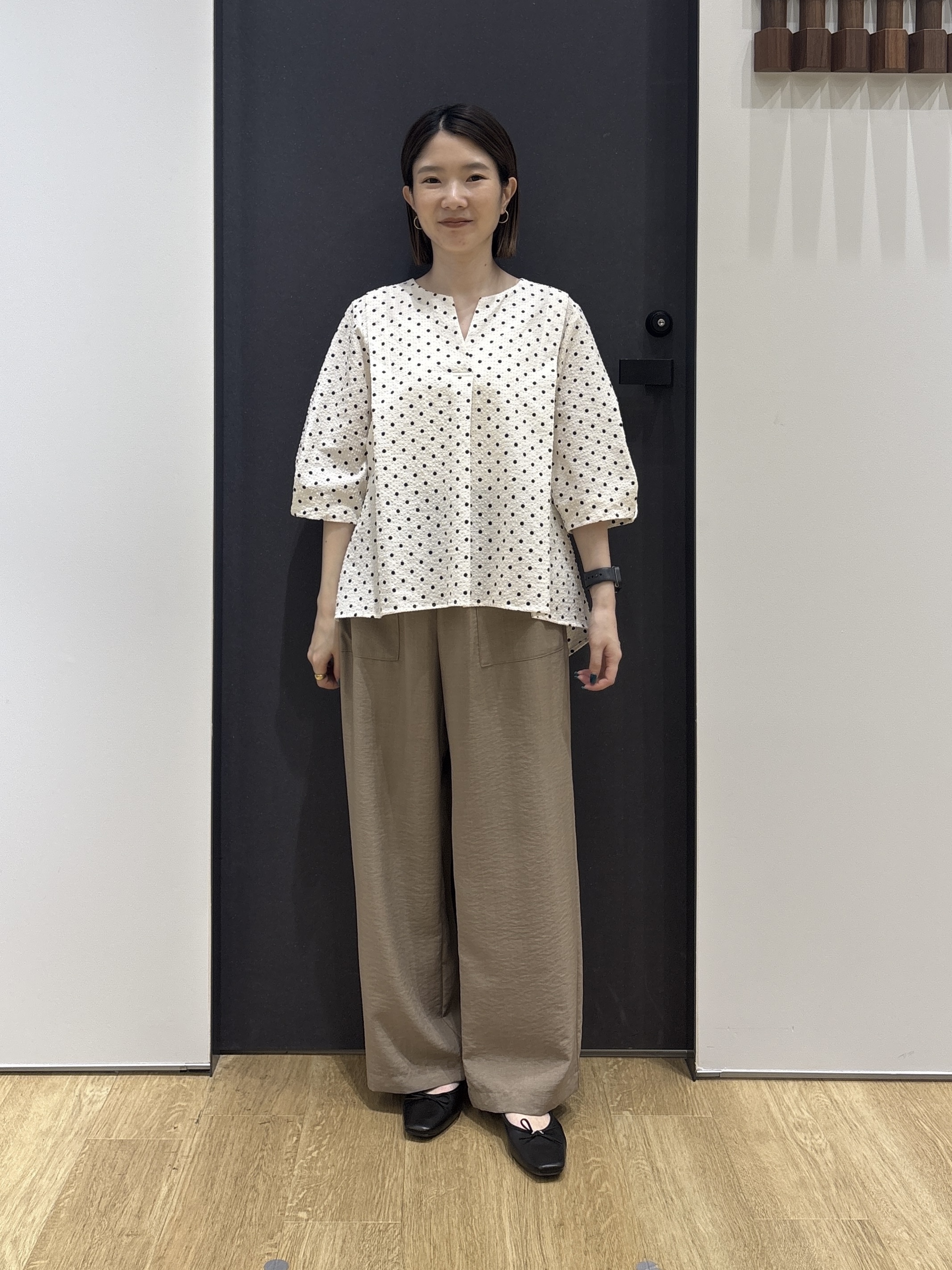 risaさんの「Dessin｜【セットアップ可/UVカット】サッカー素材 キーネックブラウス」を使ったコーディネート