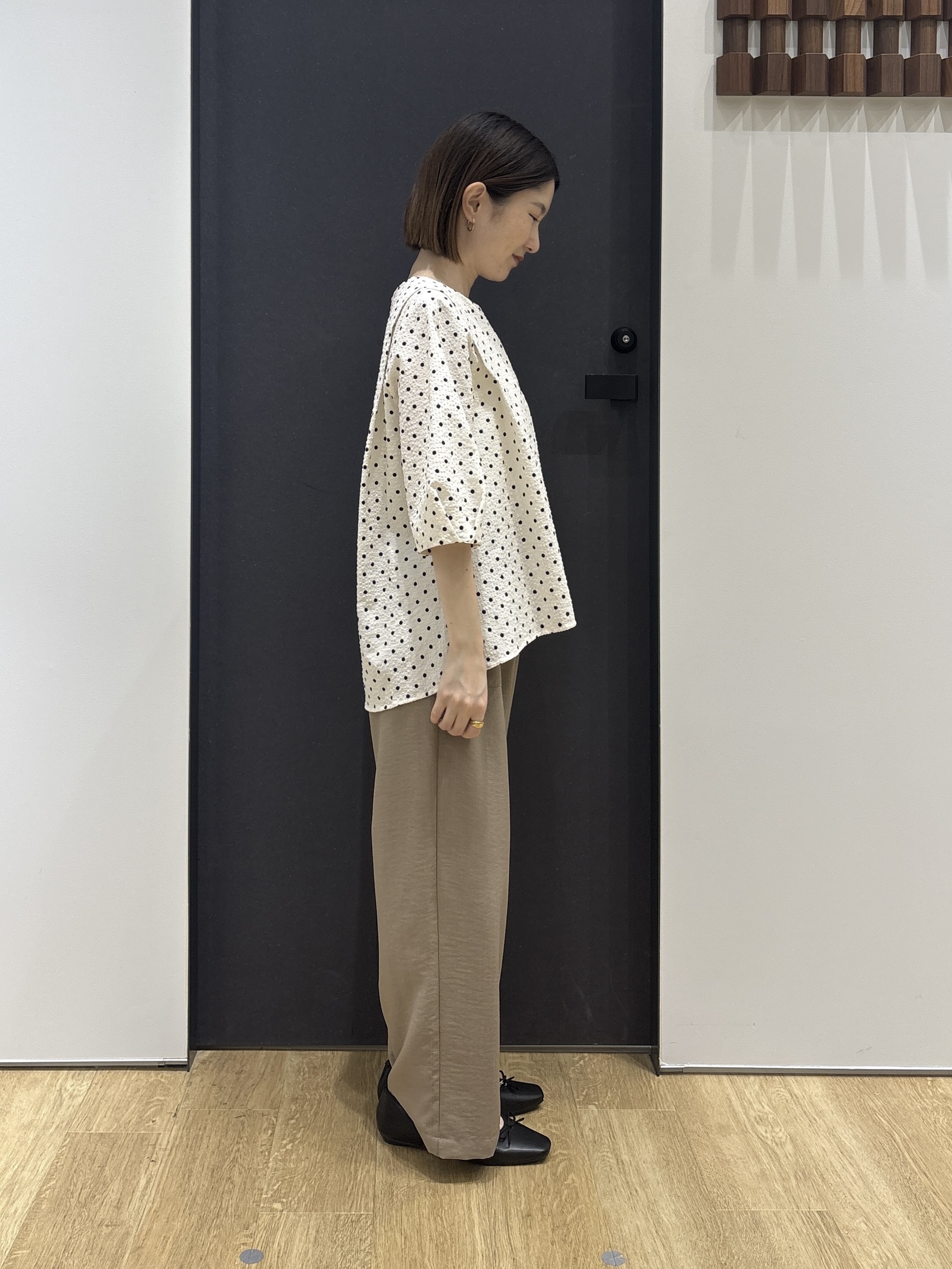 risaさんの「Dessin｜【セットアップ可/UVカット】サッカー素材 キーネックブラウス」を使ったコーディネート