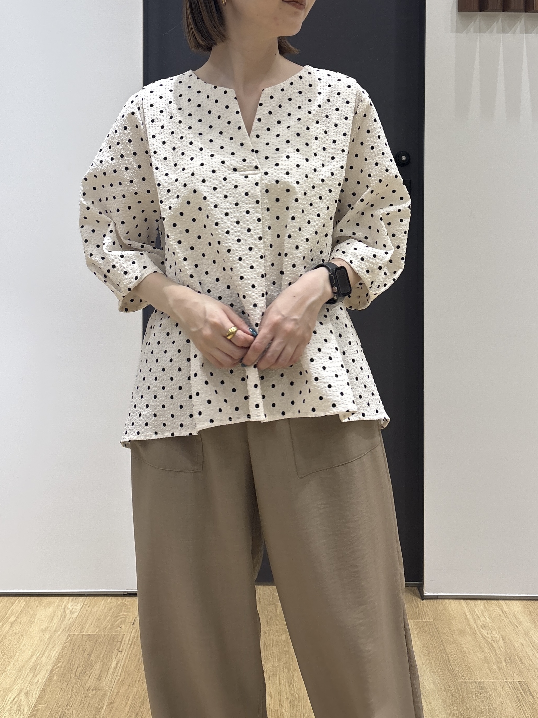 risaさんの「Dessin｜【セットアップ可/UVカット】サッカー素材 キーネックブラウス」を使ったコーディネート