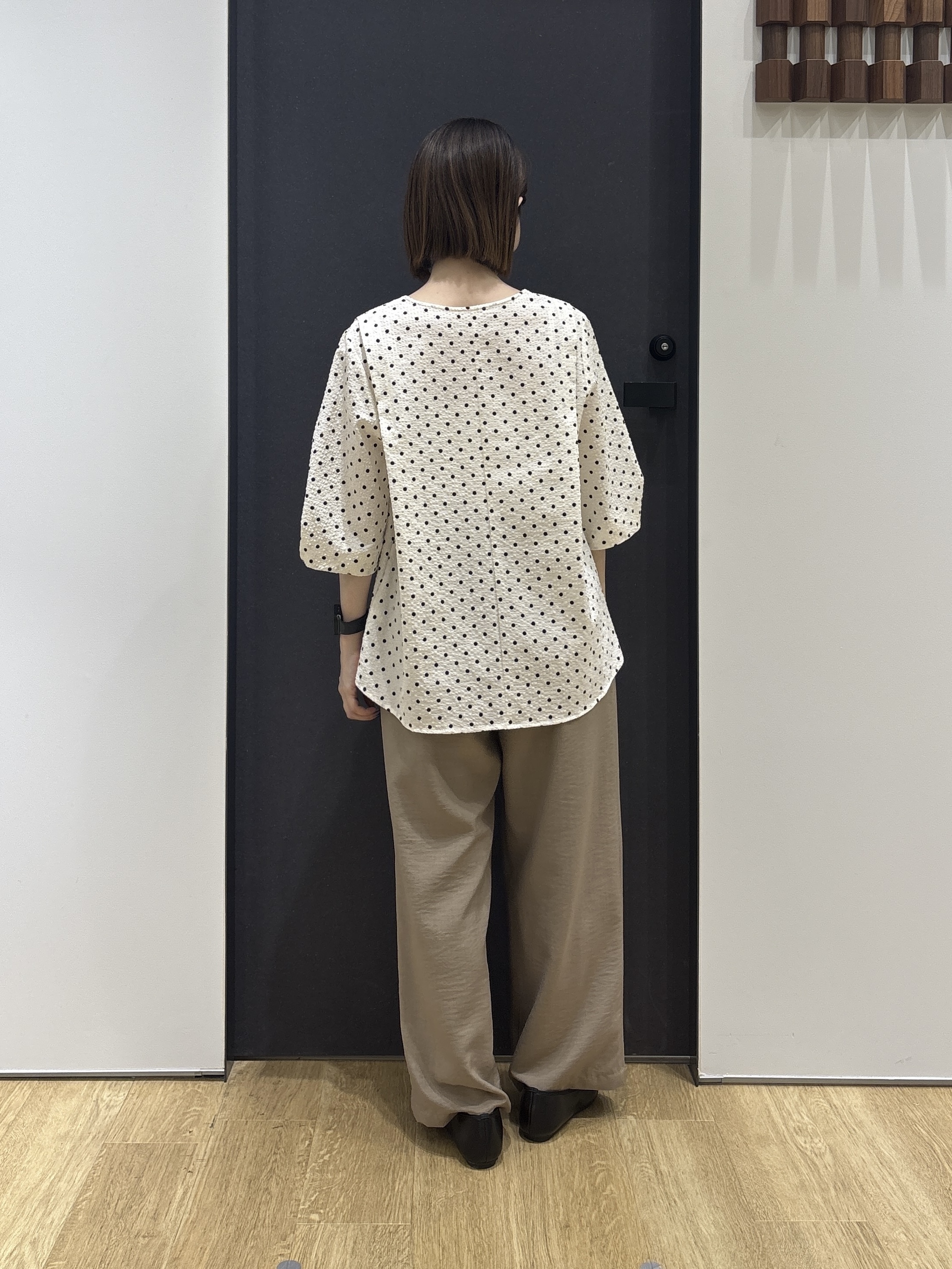 risaさんの「Dessin｜【セットアップ可/UVカット】サッカー素材 キーネックブラウス」を使ったコーディネート