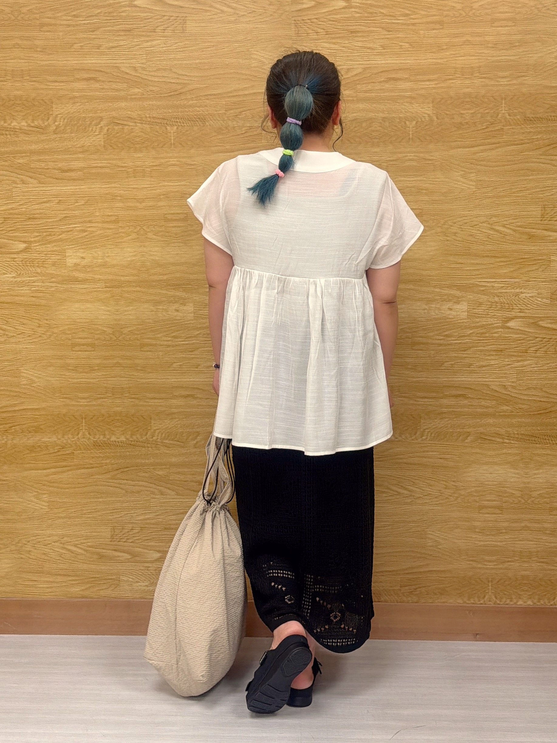 ぁむさんの「SHOO･LA･RUE｜【ひんやり/UV/体型カバー】インせず着られる Vネックギャザーブラウス」を使ったコーディネート