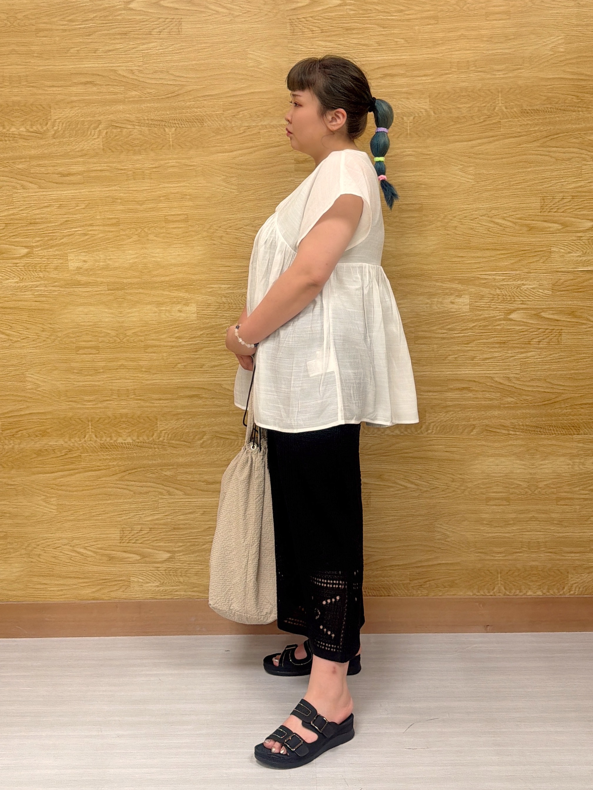 ぁむさんの「SHOO･LA･RUE｜【ひんやり/UV/体型カバー】インせず着られる Vネックギャザーブラウス」を使ったコーディネート