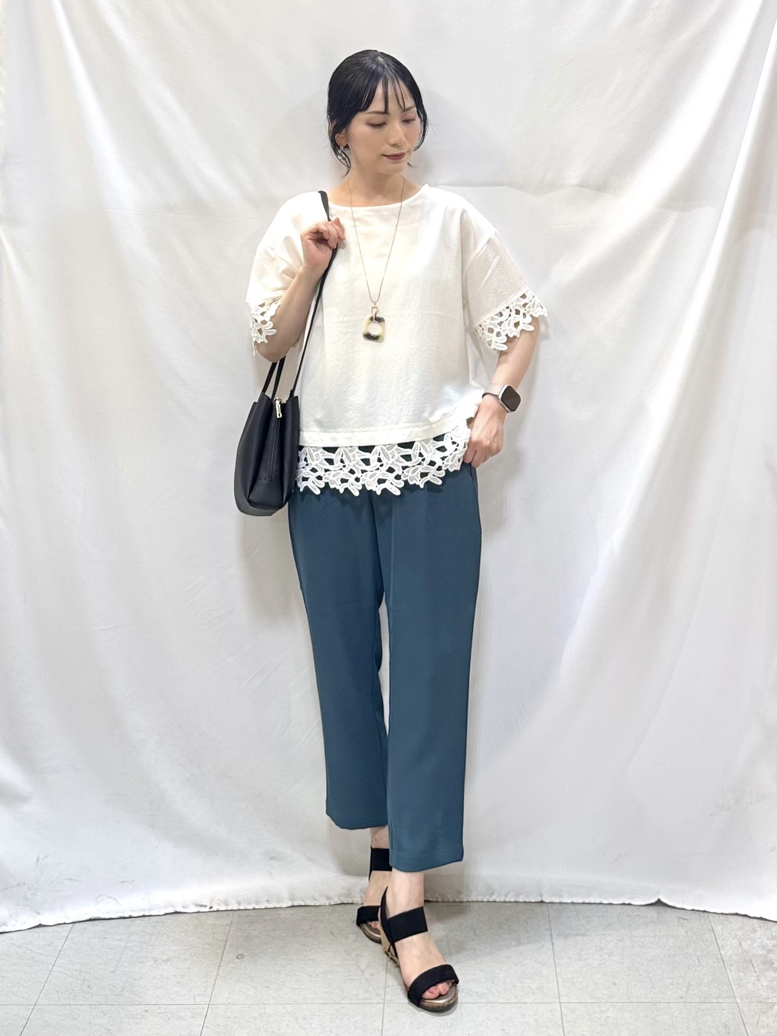 𝐇𝐢𝐫𝐨𝐦𝐢さんの「SHOO･LA･RUE｜【ひんやり/洗濯後しわになりにくい/S-LL】コーデの主役になる レース付きブラウス」を使ったコーディネート