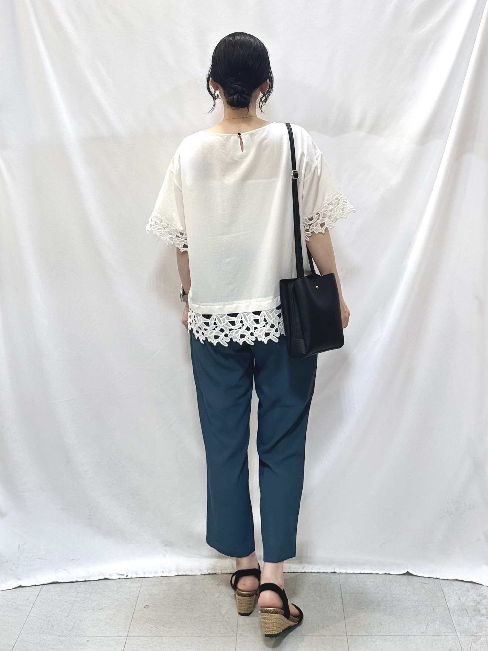 𝐇𝐢𝐫𝐨𝐦𝐢さんの「SHOO･LA･RUE｜【ひんやり/洗濯後しわになりにくい/S-LL】コーデの主役になる レース付きブラウス」を使ったコーディネート