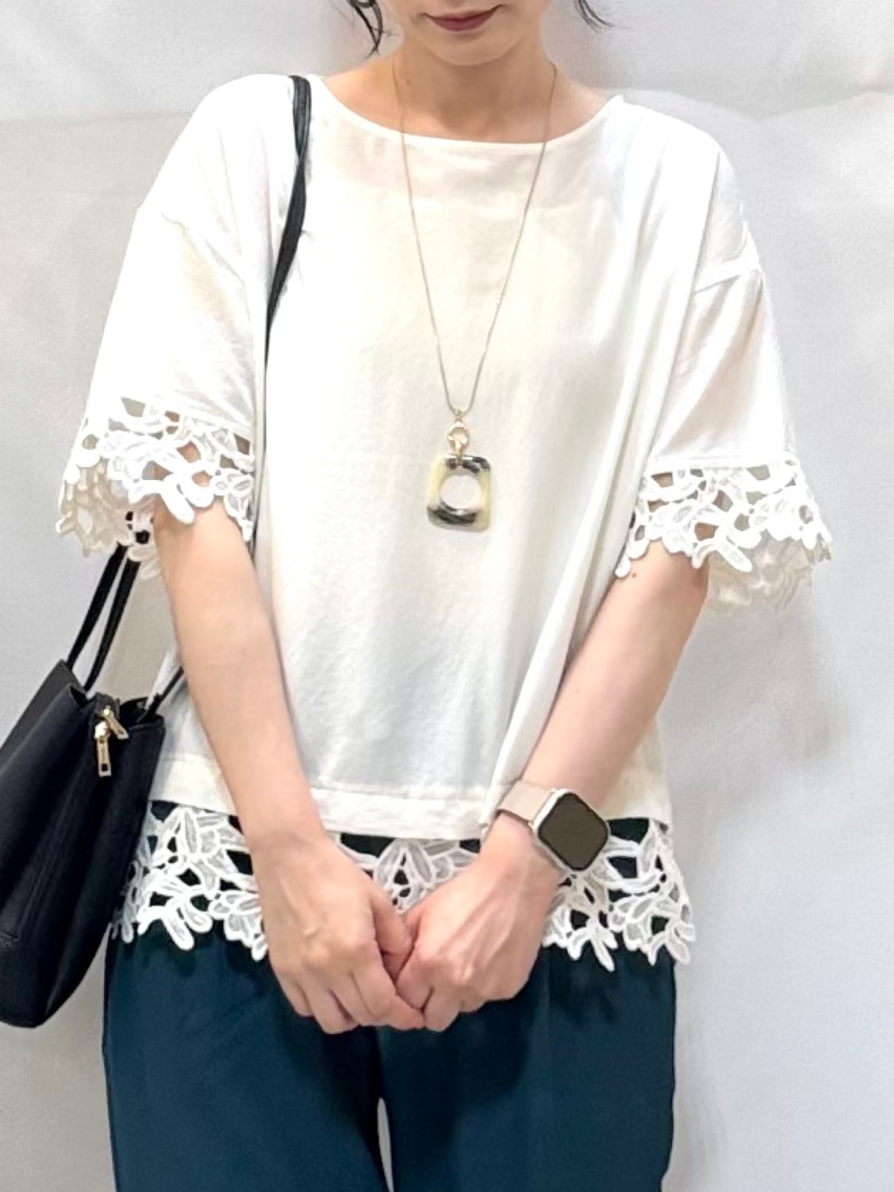 𝐇𝐢𝐫𝐨𝐦𝐢さんの「SHOO･LA･RUE｜【ひんやり/洗濯後しわになりにくい/S-LL】コーデの主役になる レース付きブラウス」を使ったコーディネート