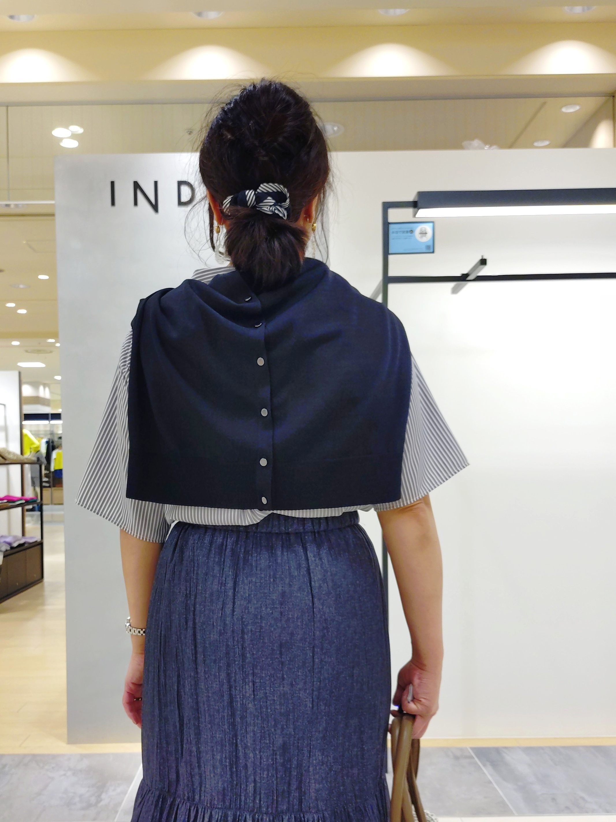 TOMOMIさんの「INDIVI｜【UVケア／吸汗速乾／着映え】フリルピンタックブラウス」を使ったコーディネート