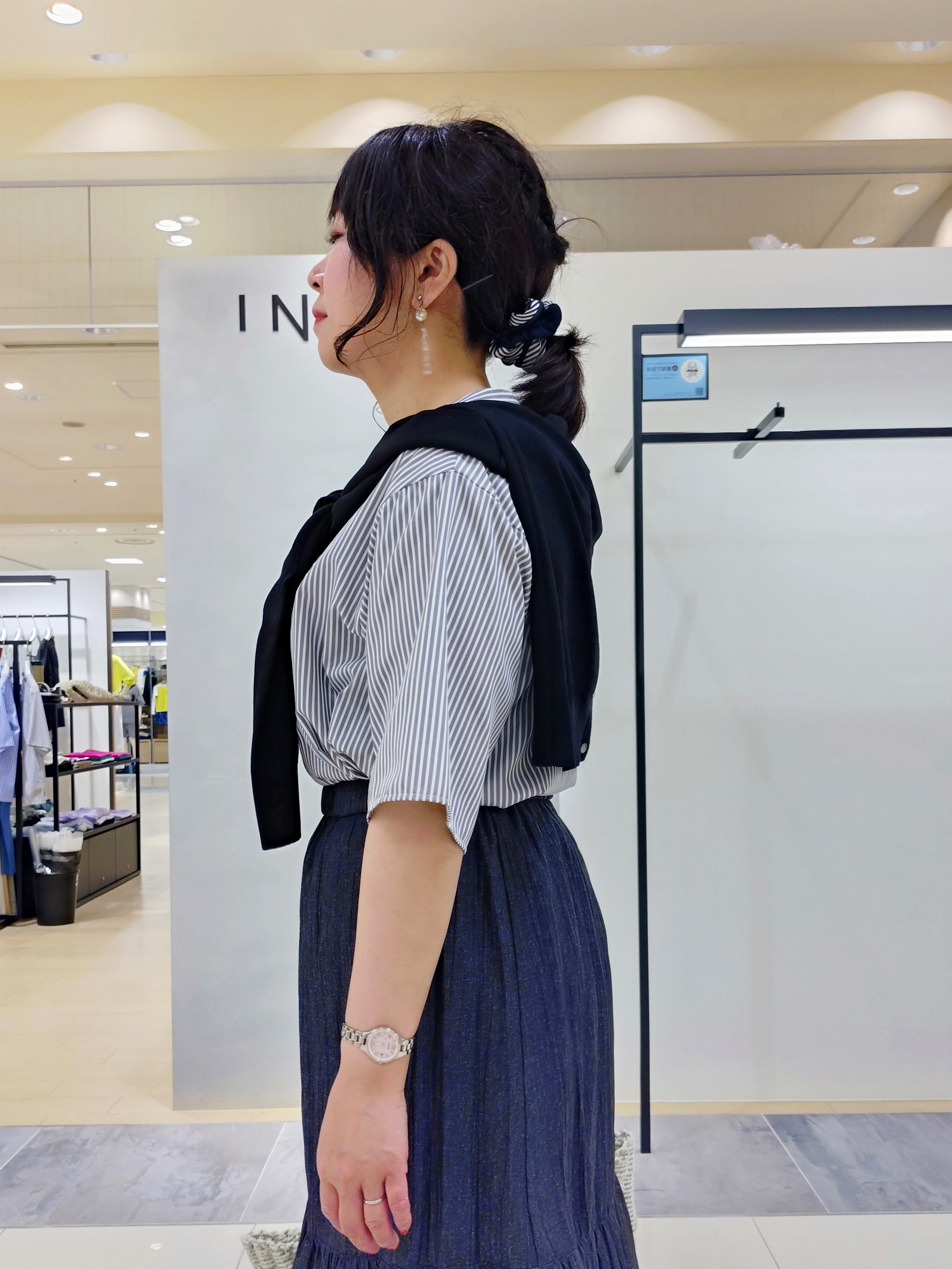 TOMOMIさんの「INDIVI｜【UVケア／吸汗速乾／着映え】フリルピンタックブラウス」を使ったコーディネート