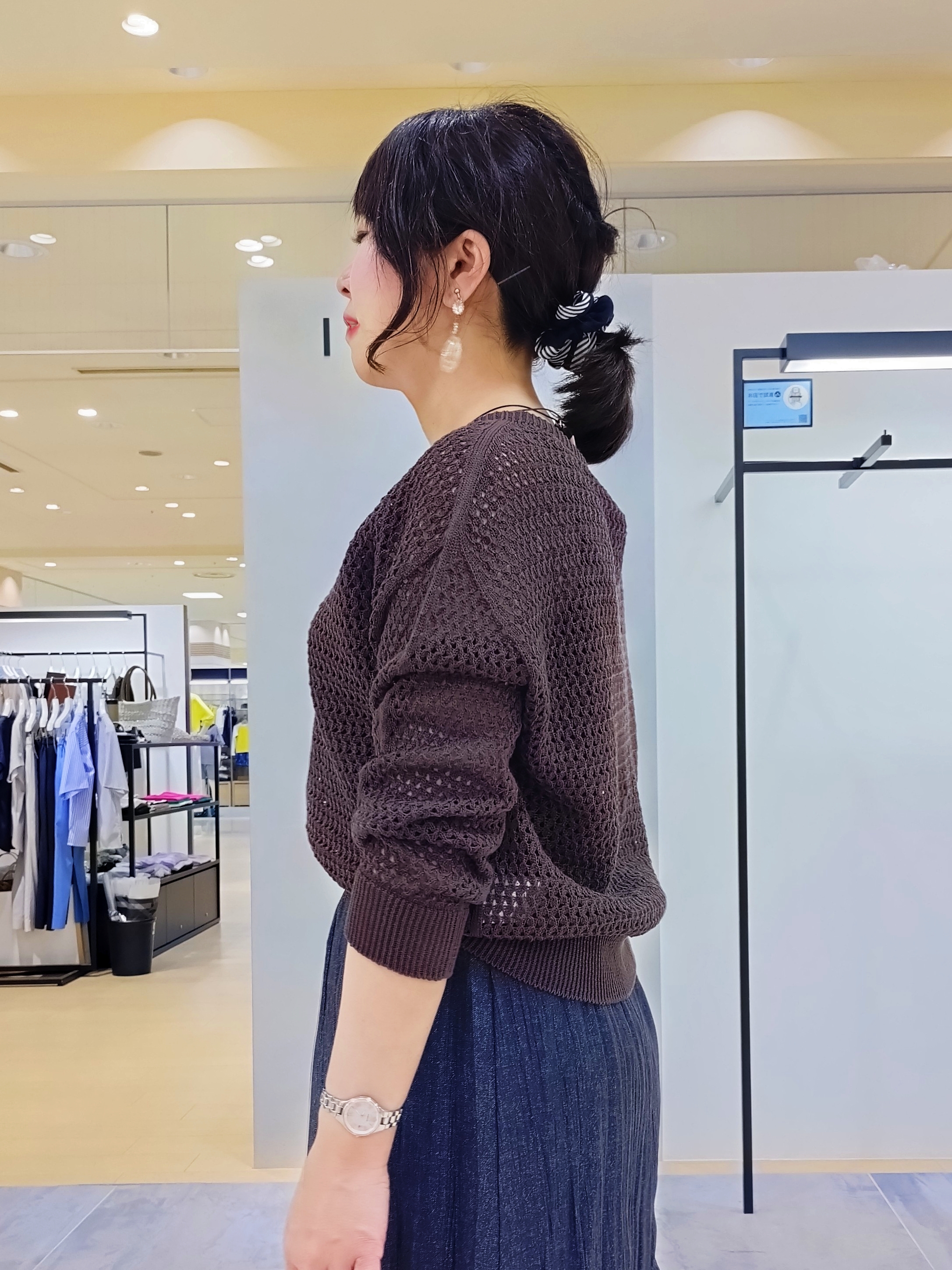 TOMOMIさんの「INDIVI｜【長さ調整自由】メタルカーブバーネックレス」を使ったコーディネート
