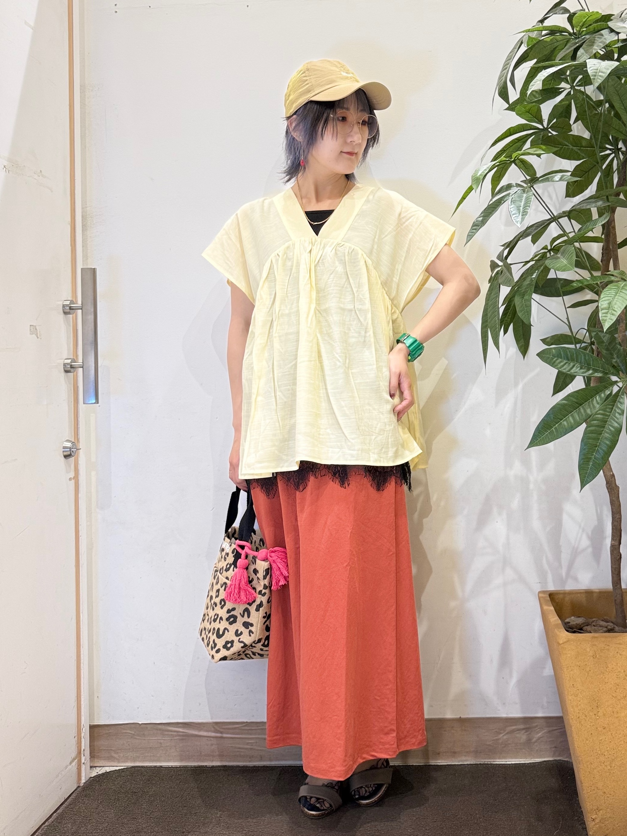 misakiさんの「SHOO･LA･RUE｜【ひんやり/UV/体型カバー】インせず着られる Vネックギャザーブラウス」を使ったコーディネート