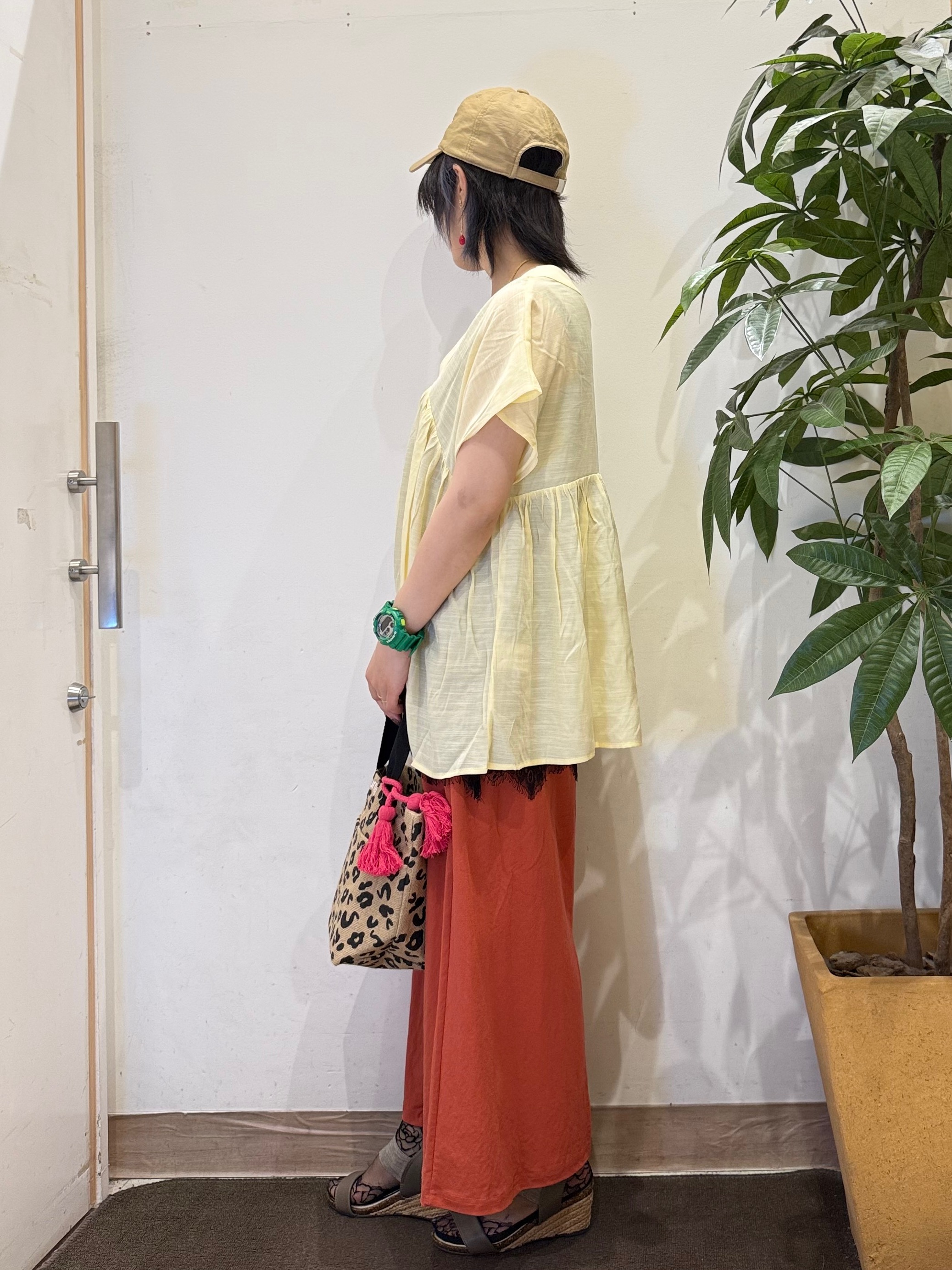 misakiさんの「SHOO･LA･RUE｜【ひんやり/UV/体型カバー】インせず着られる Vネックギャザーブラウス」を使ったコーディネート
