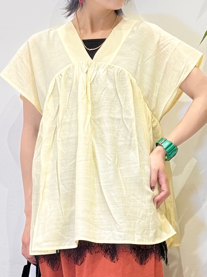 misakiさんの「SHOO･LA･RUE｜【ひんやり/UV/体型カバー】インせず着られる Vネックギャザーブラウス」を使ったコーディネート