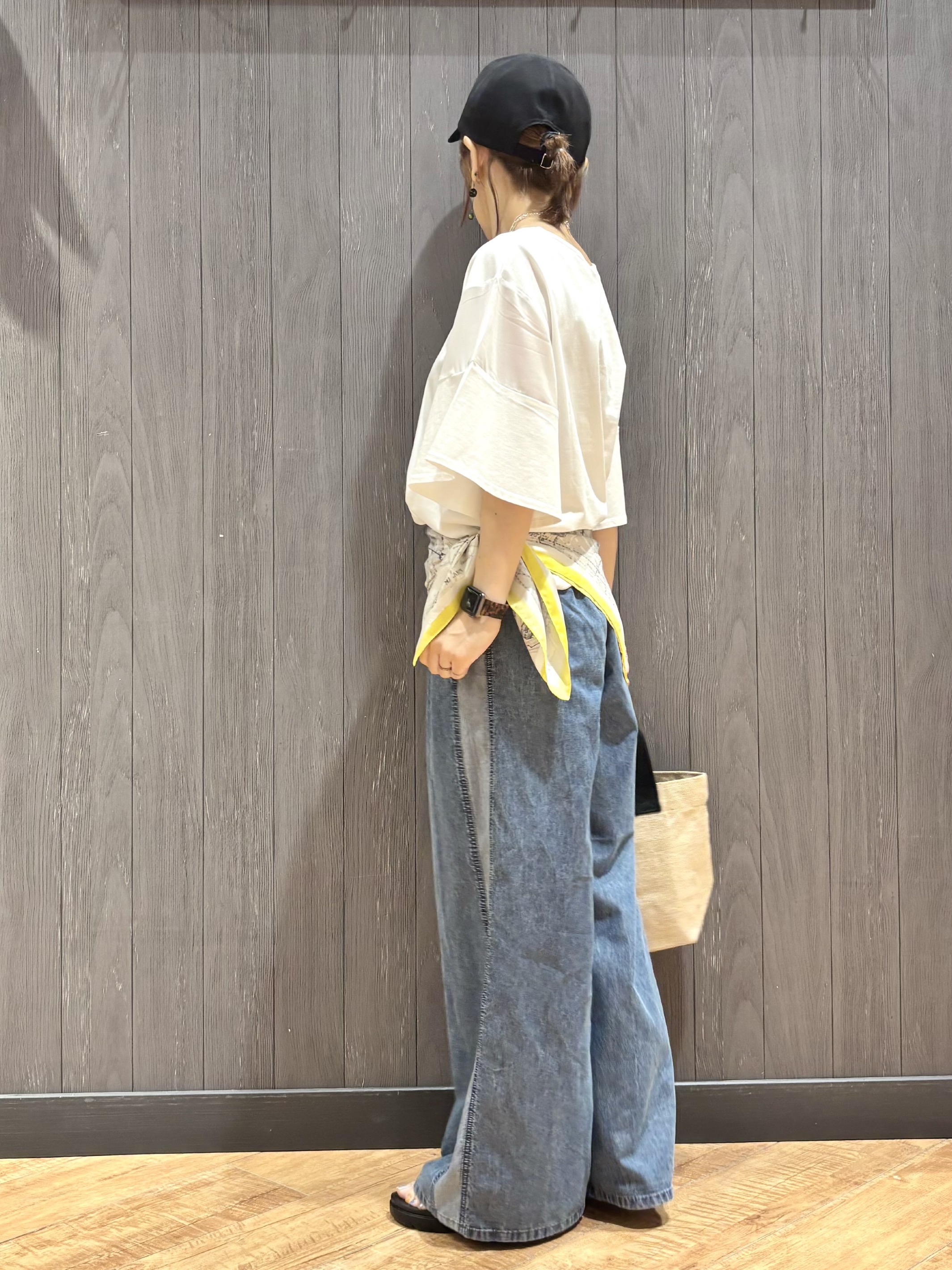 meiさんの「SHOO･LA･RUE｜【ひんやり/S-LL/体型カバー】フレアスリーブで二の腕を自然にカバー 浅VネックTシャツ」を使ったコーディネート