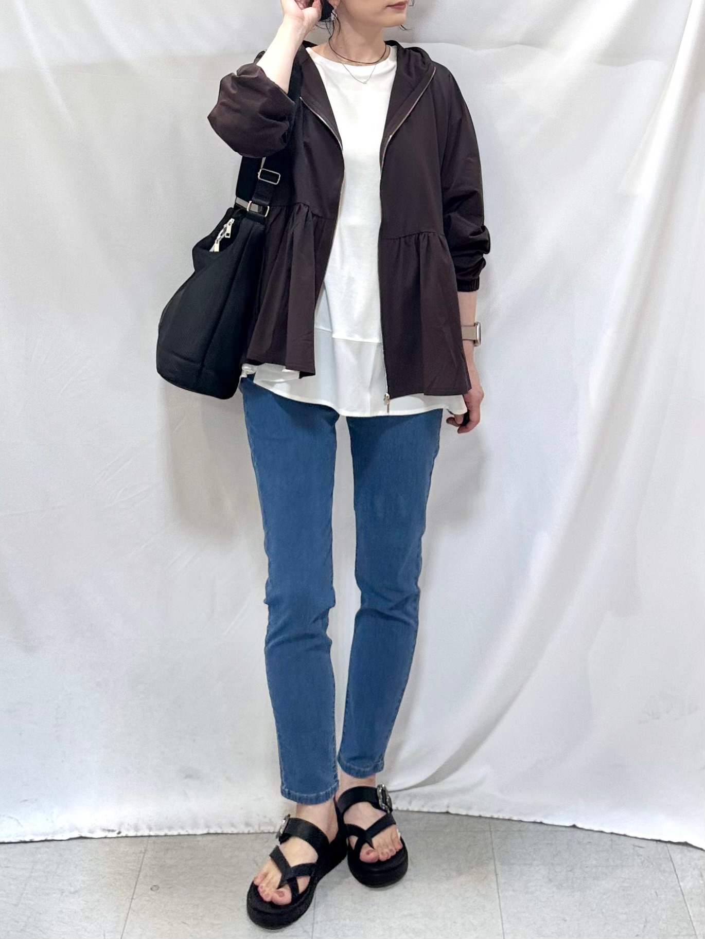 𝐇𝐢𝐫𝐨𝐦𝐢さんの「SHOO･LA･RUE｜【ひんやり/S-LL/体型カバー】ペプラムフリルとゴールドパーツが女性らしい UVパーカ」を使ったコーディネート