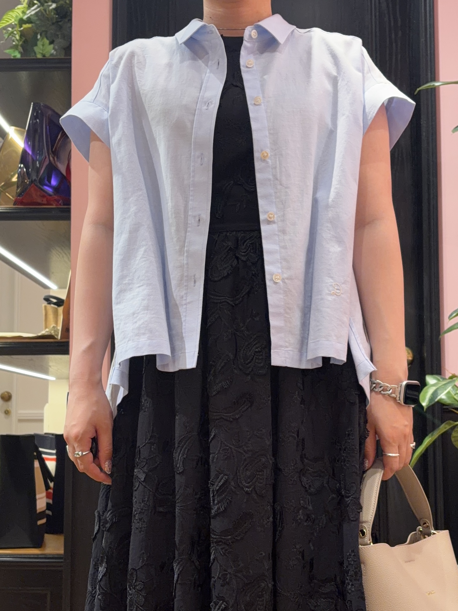 SAKAIさんの「DRESSTERIOR｜【毎年人気/ウォッシャブル】バックフレアオックスシャツ」を使ったコーディネート