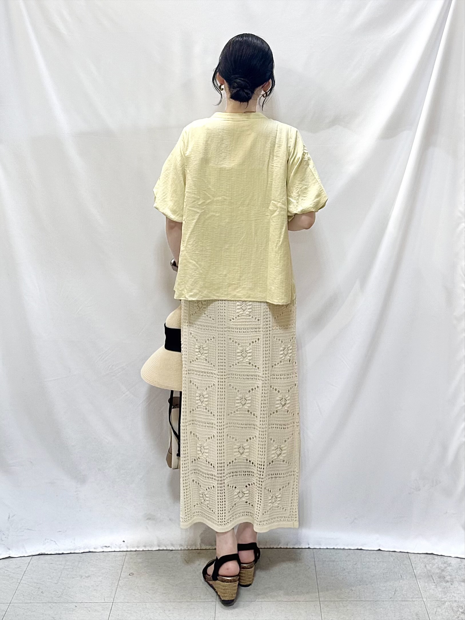 𝐇𝐢𝐫𝐨𝐦𝐢さんの「SHOO･LA･RUE｜【S-LL/洗濯機可】バルーンスリーブ　キーネックブラウス」を使ったコーディネート