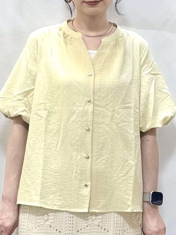 𝐇𝐢𝐫𝐨𝐦𝐢さんの「SHOO･LA･RUE｜【S-LL/洗濯機可】バルーンスリーブ　キーネックブラウス」を使ったコーディネート