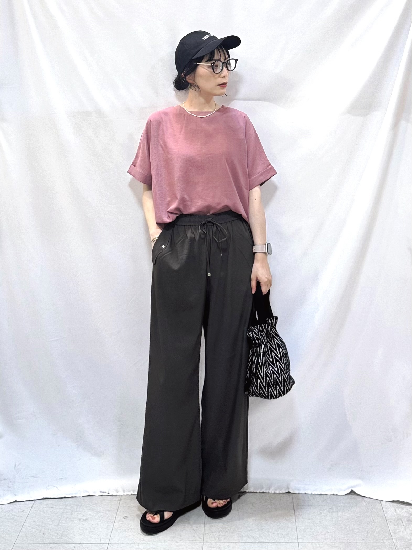 𝐇𝐢𝐫𝐨𝐦𝐢さんの「SHOO･LA･RUE｜【ひんやり/着丈選べる/体型カバー】洗濯後しわになりにくい さらさらドルマンブラウス」を使ったコーディネート